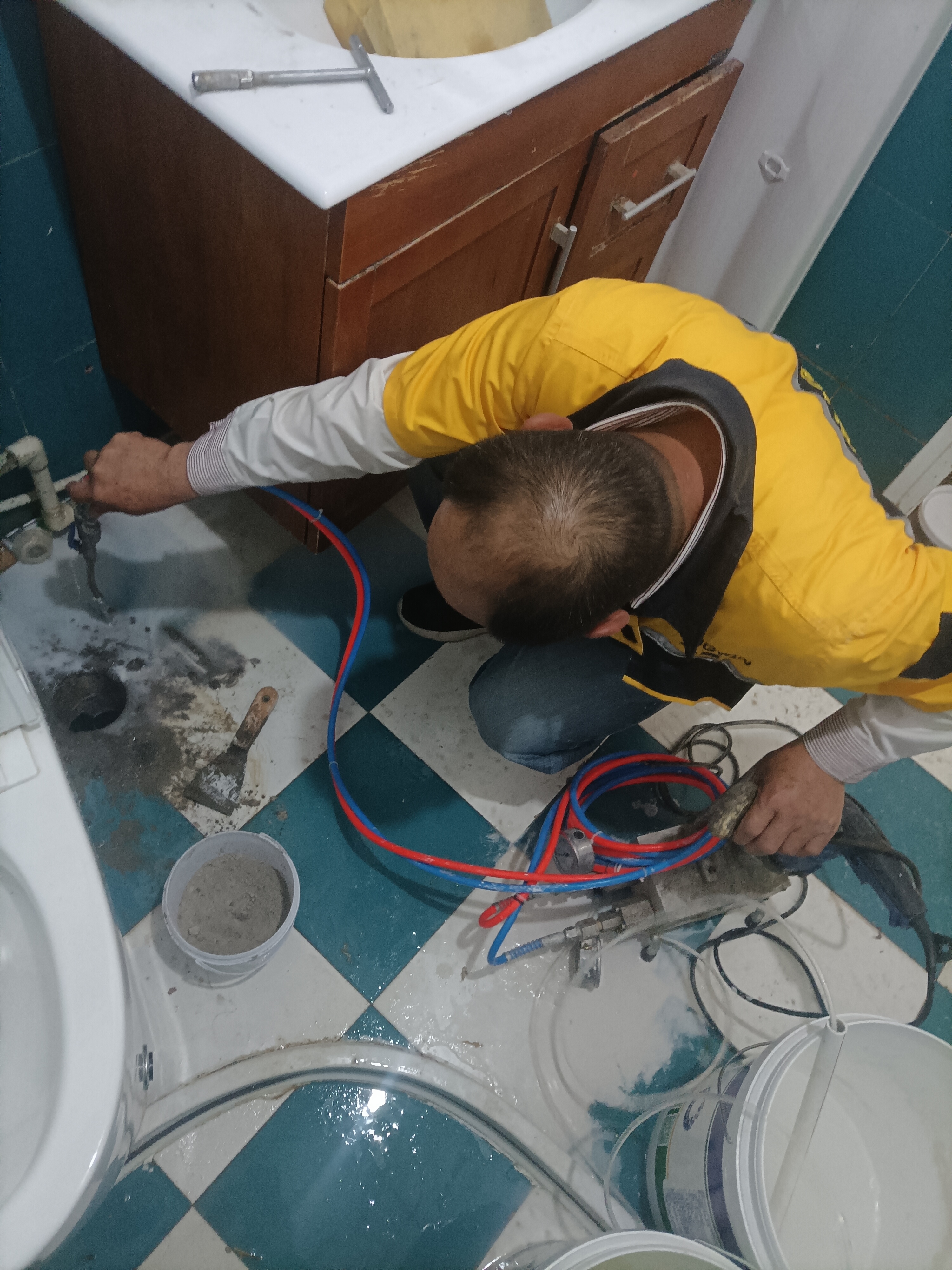 卫生间漏水维修中