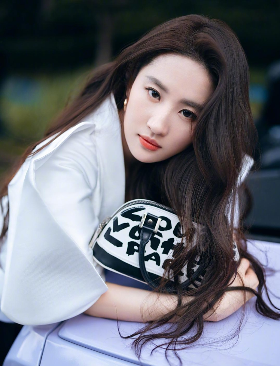 看刘亦菲长发飘逸,冷颜高贵,成熟美丽,温柔性感,韵味十足!