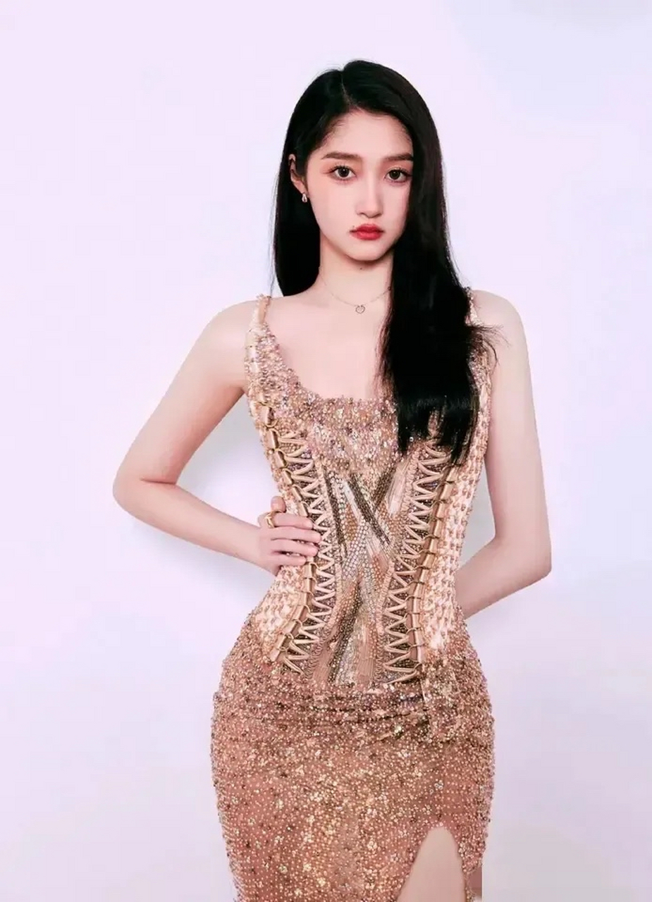 关晓彤这个胯我真的get到了,有一种美人鱼的既视感,难怪贾玲说可以靠