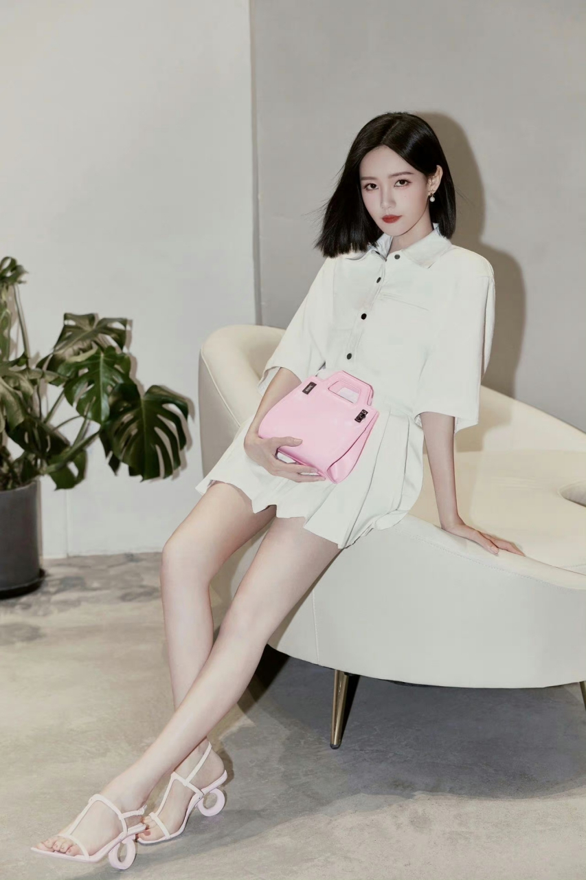 李一桐一字带高跟鞋[色][色] #李一桐