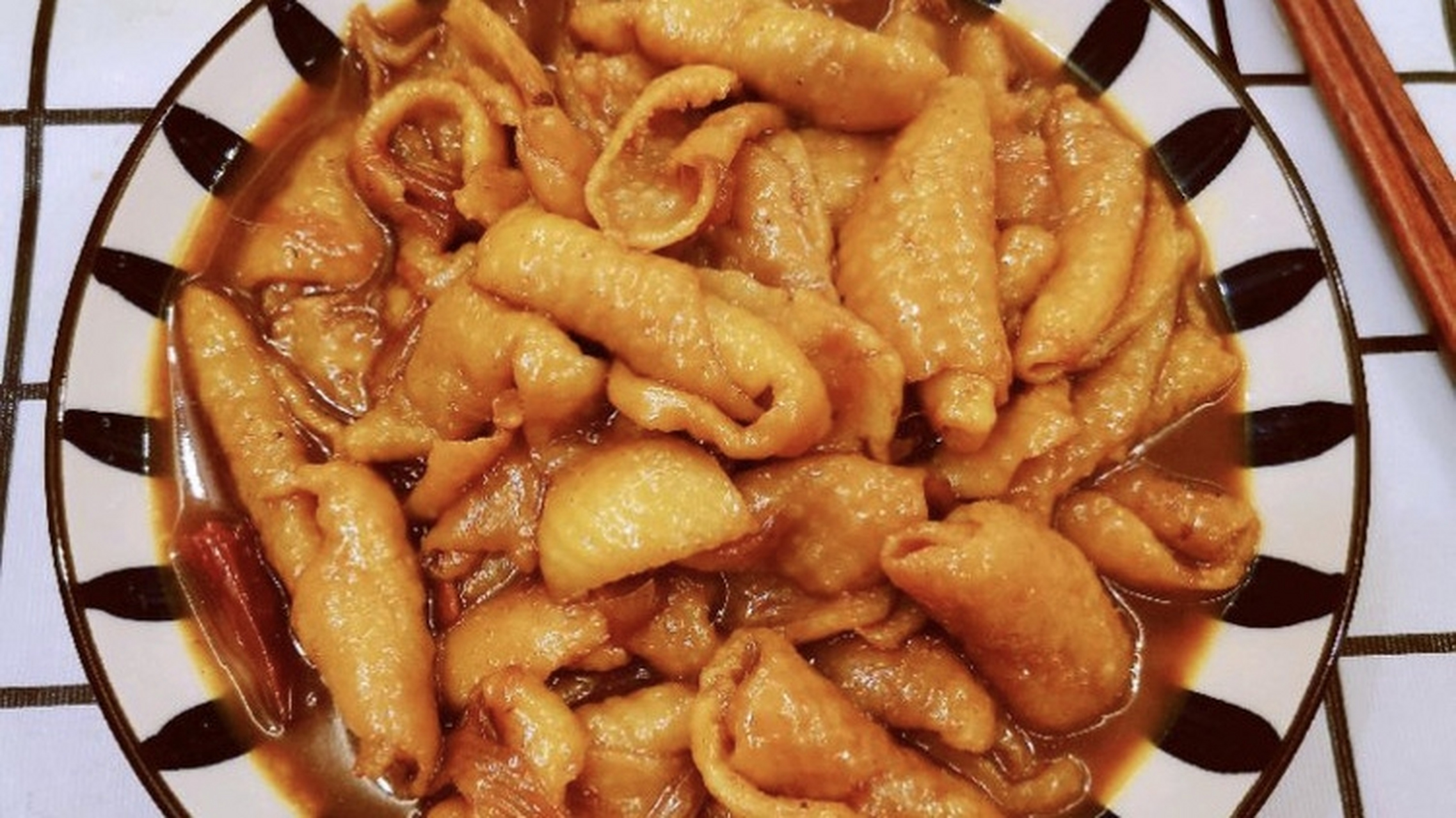 红烧鸡皮是一道非常美味的菜肴,它口感筋道耐嚼,美味极富诱惑.