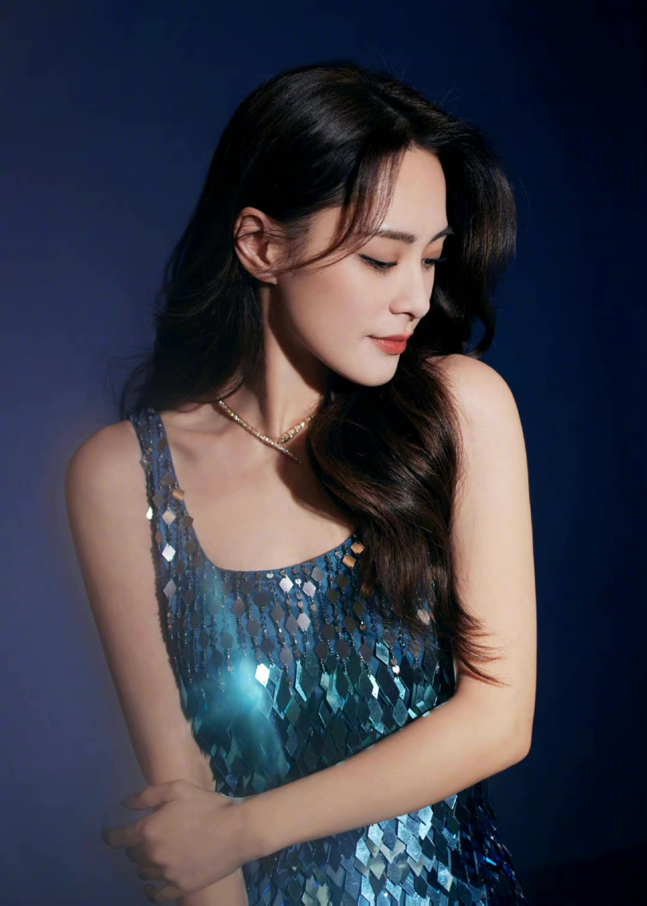 钟欣桐微博音乐盛典,一袭深蓝亮片长裙,搭配妩媚卷发
