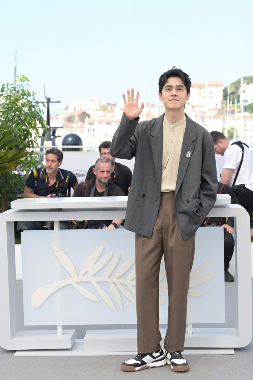 刘昊然亮相戛纳电影节新片《燃冬》媒体photocall环节,大地色系穿搭