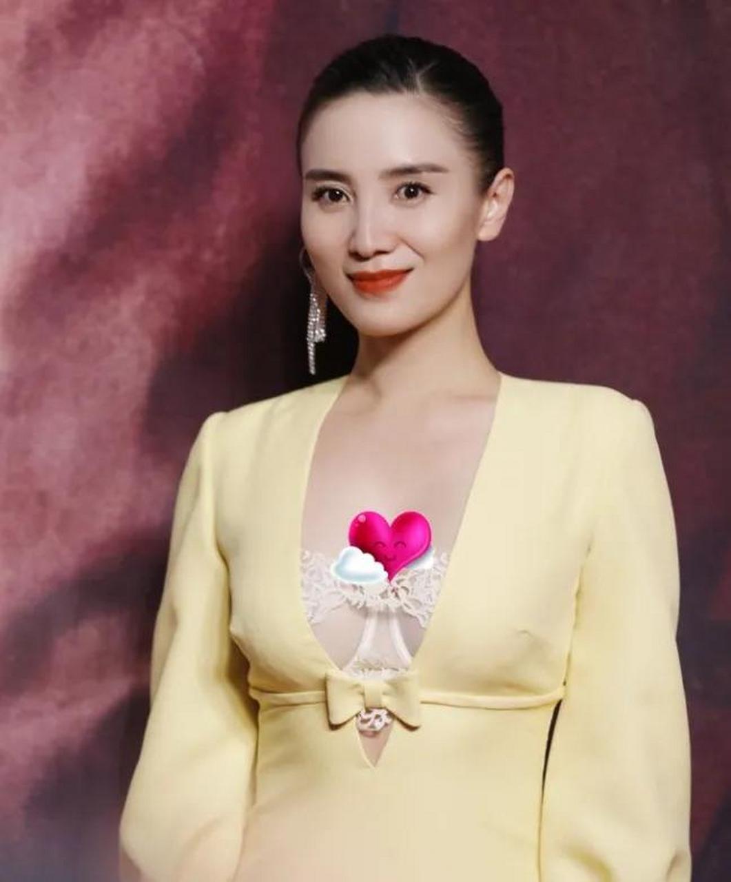 宋佳才是"大号水蜜桃", 穿低胸露背裙凹凸感十足,42岁身材似少女 年龄