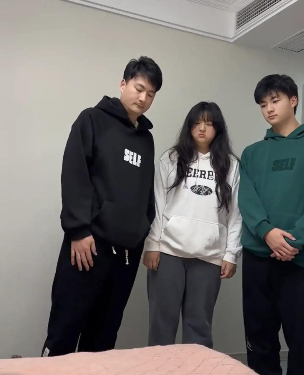 这一家三口长得太像了吧