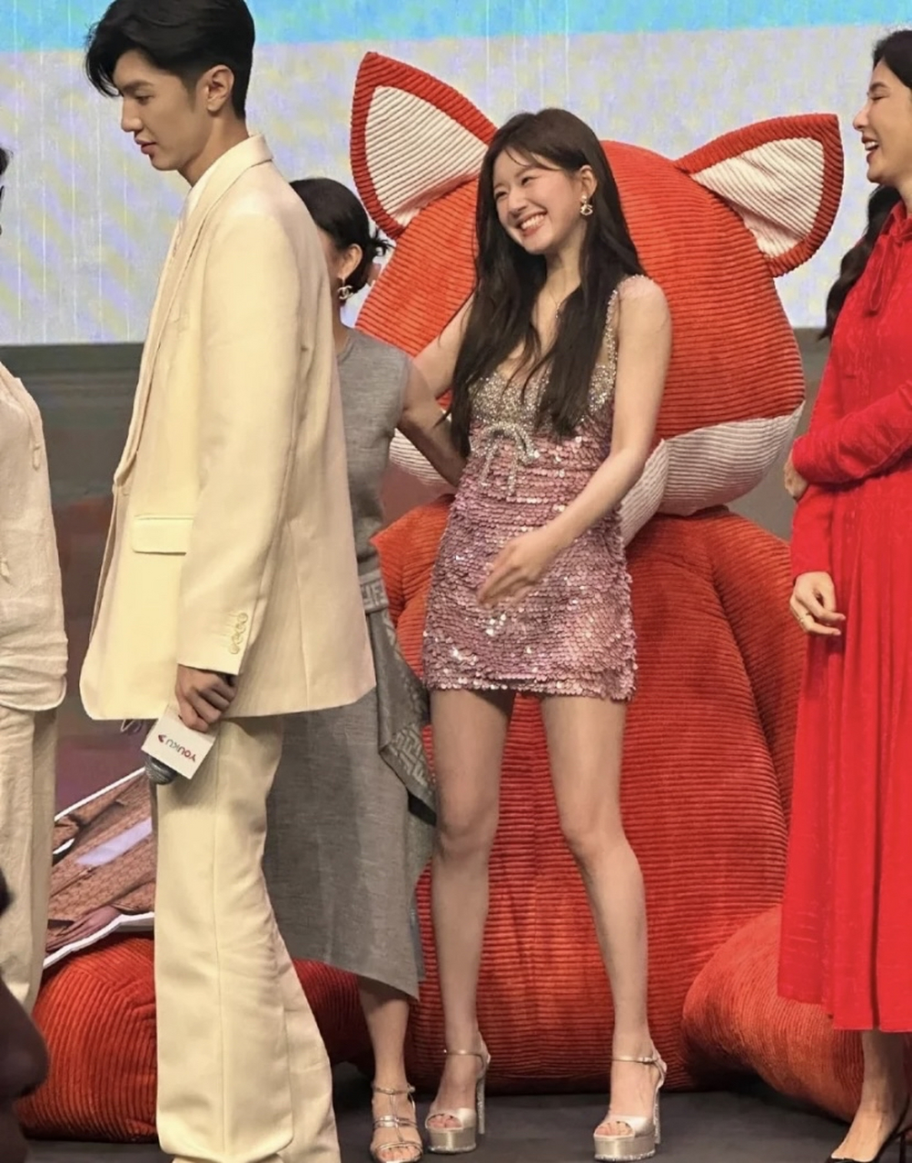 别看赵露思个子小小的,但她身材比例很好  腿很修长～而且性格也看着