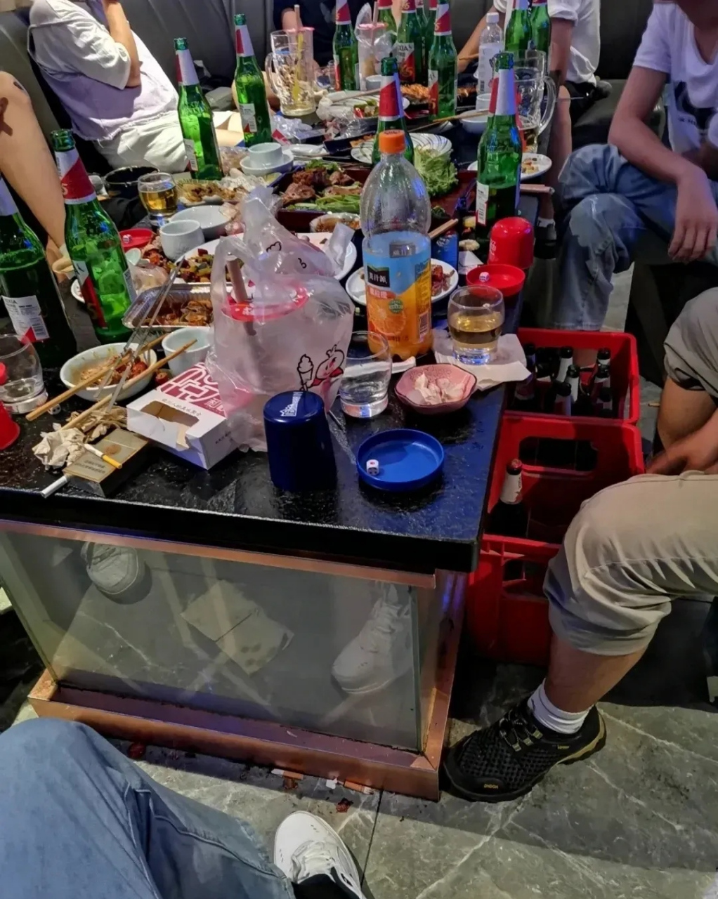 男子跟哥们几个在一起喝酒吹牛逼!说:哎!昨天我赚钱了.