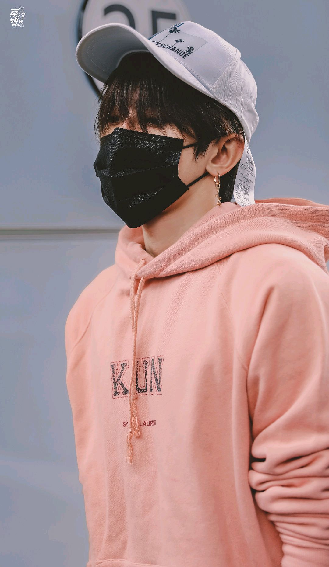 蔡徐坤现身机场私服穿搭look,元气十足的甜酷男孩现身啦