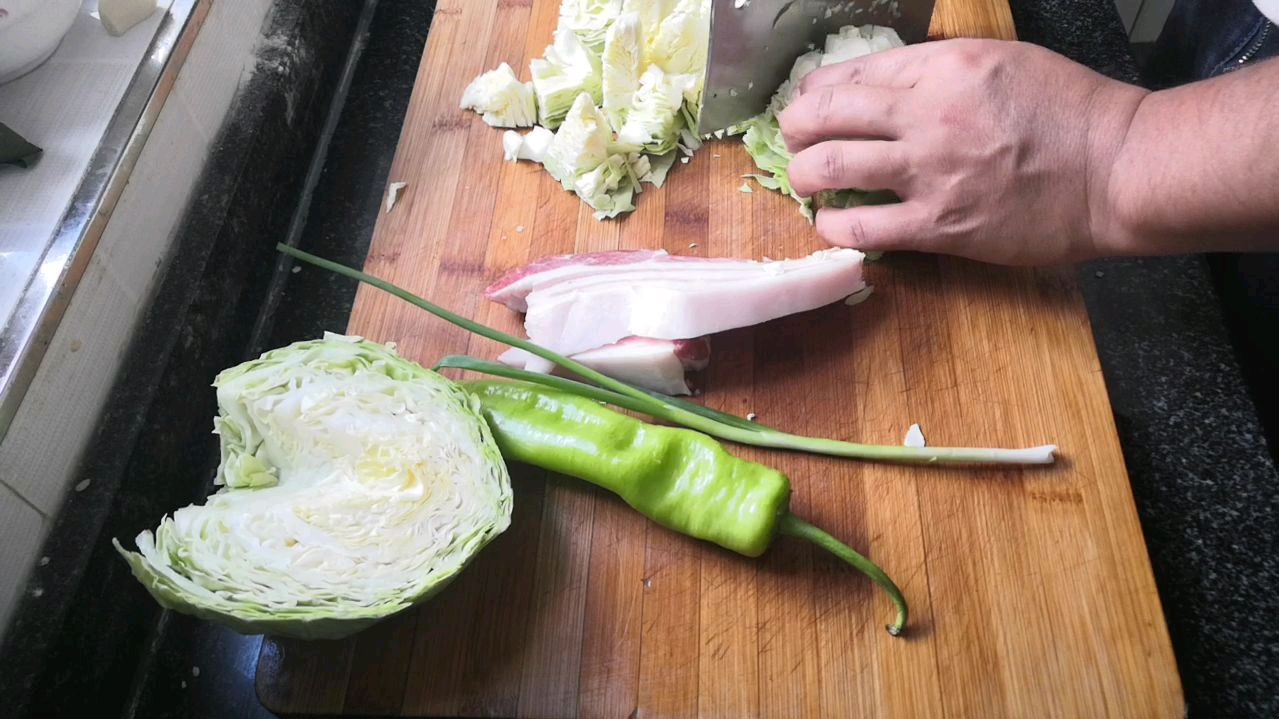 圆白菜炒花卷简单快捷,配点五花肉超美味,3分钟吃上饭小时候的味