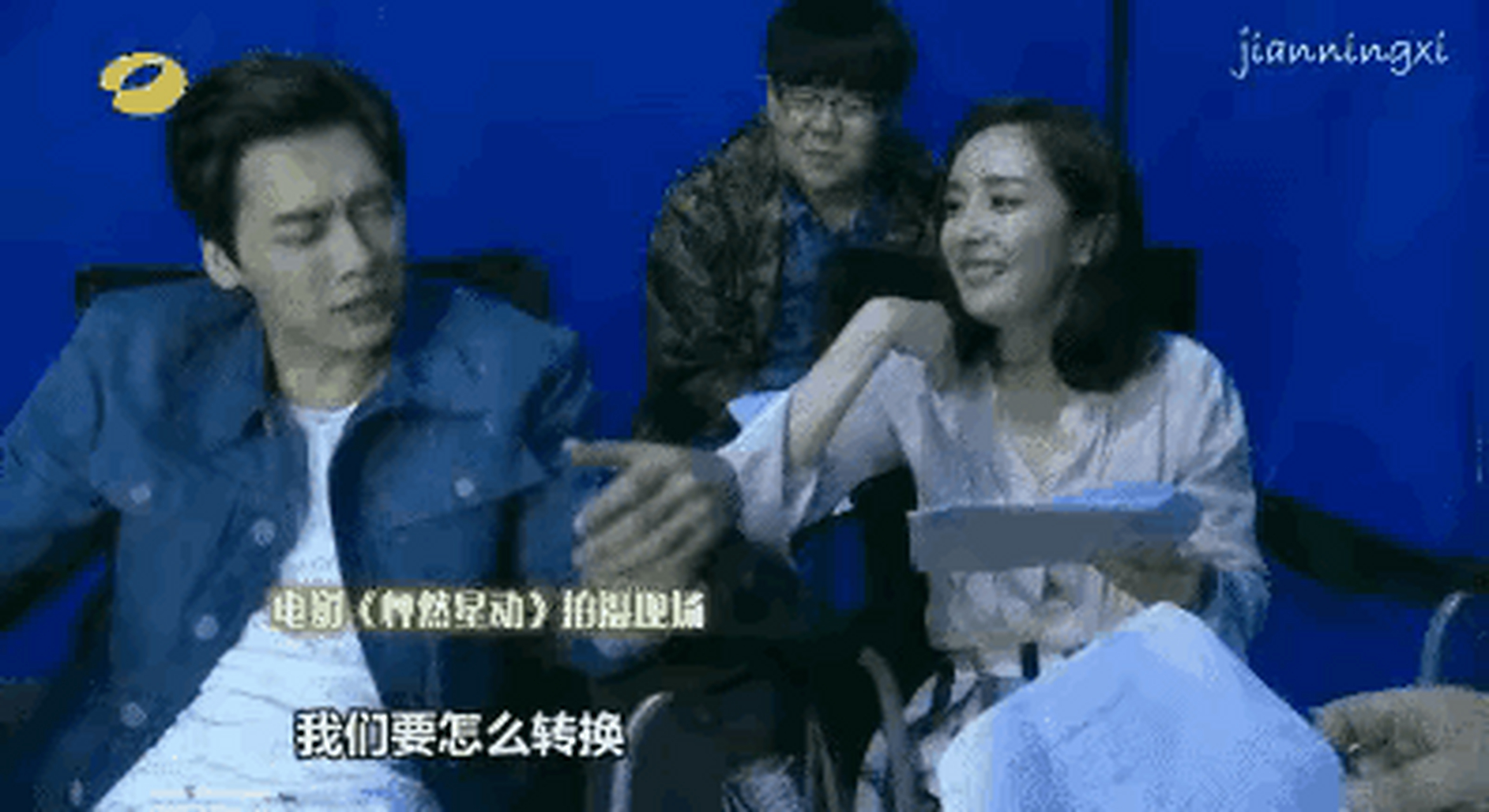 17岁的赵今麦,在节目中穿了粉色大衣,吴亦凡一看到,立马牵起赵今麦的