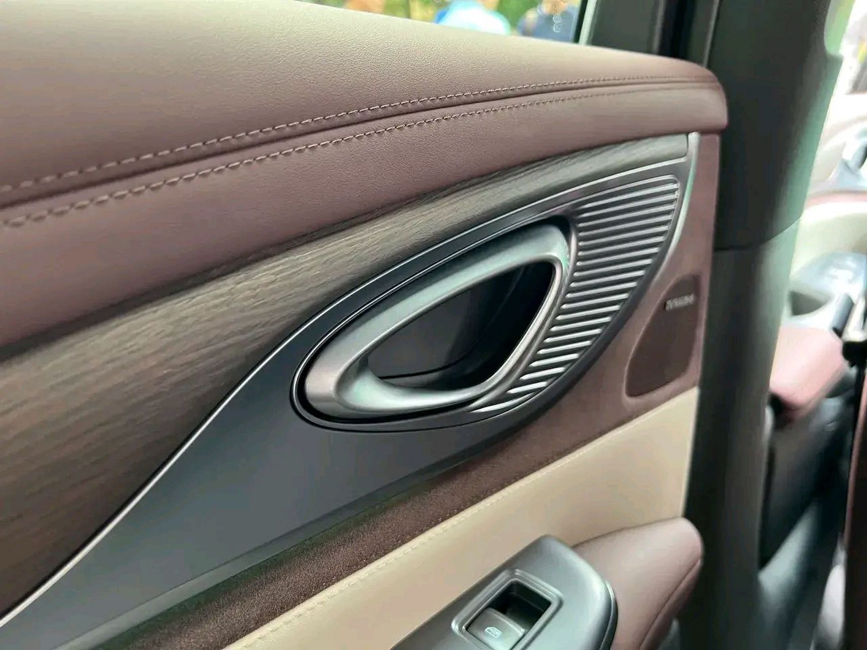 比亚迪新下线的海豹dm-i车身体量相比纯电版海豹大