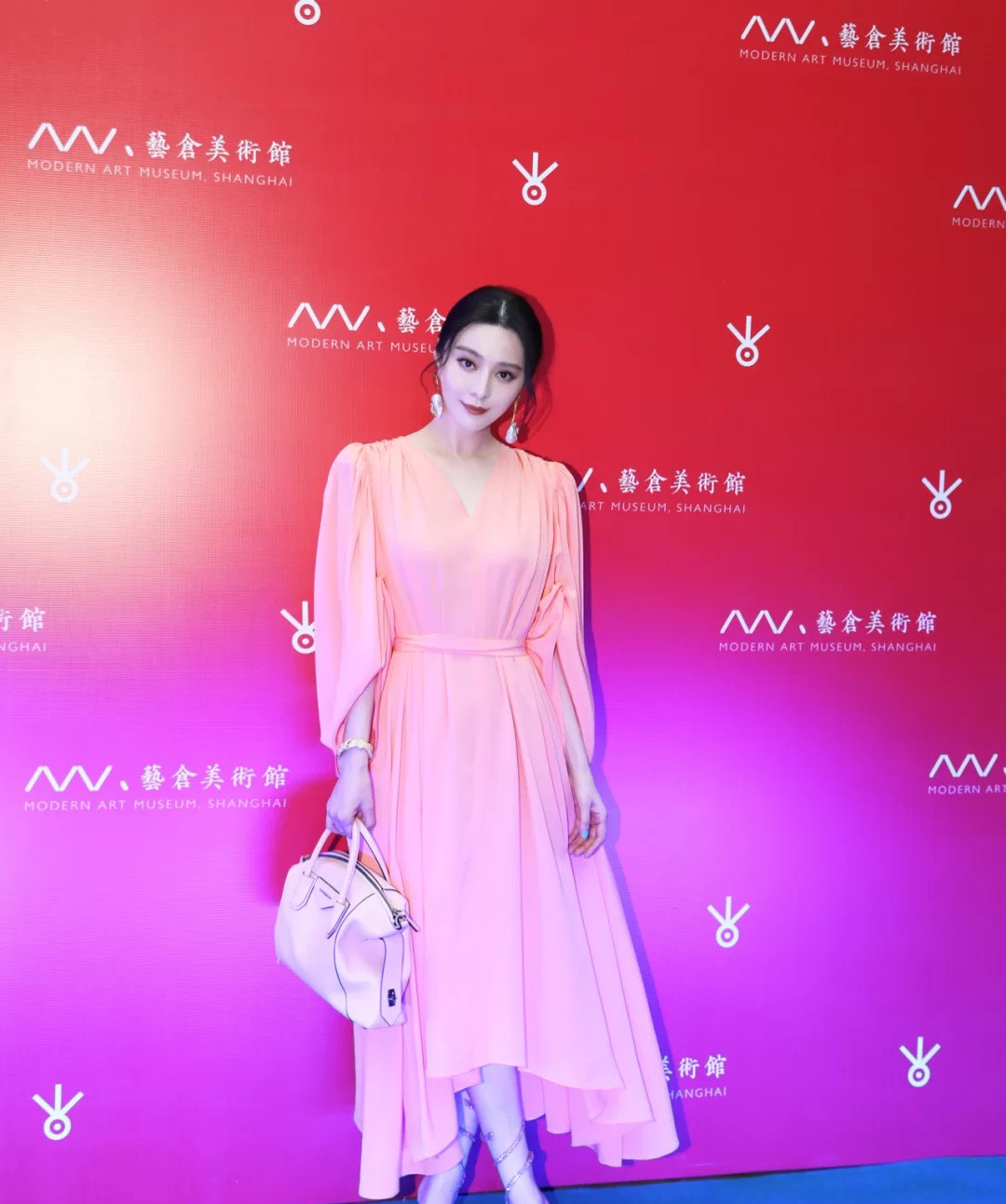 范冰冰出席商业活动,一身橘粉色连衣裙,尽显大家闺秀之风