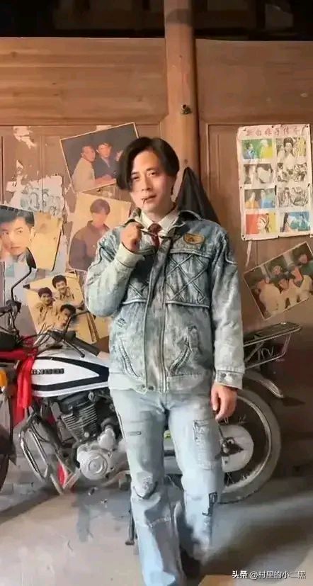 广西小伙靠模仿郭富城成为村里首富,村长许诺以后将把自己的位子传给