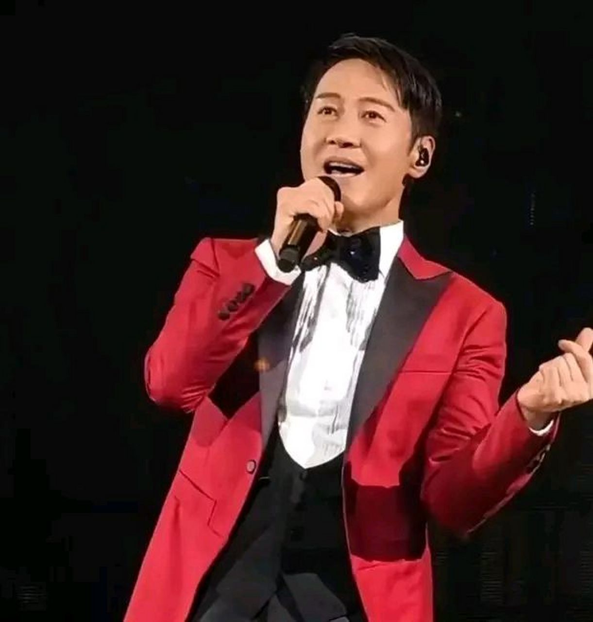 黎明开个唱,妻女到场欣赏,阿wing陪5岁女儿与台上黎明秘密互动#娱乐热