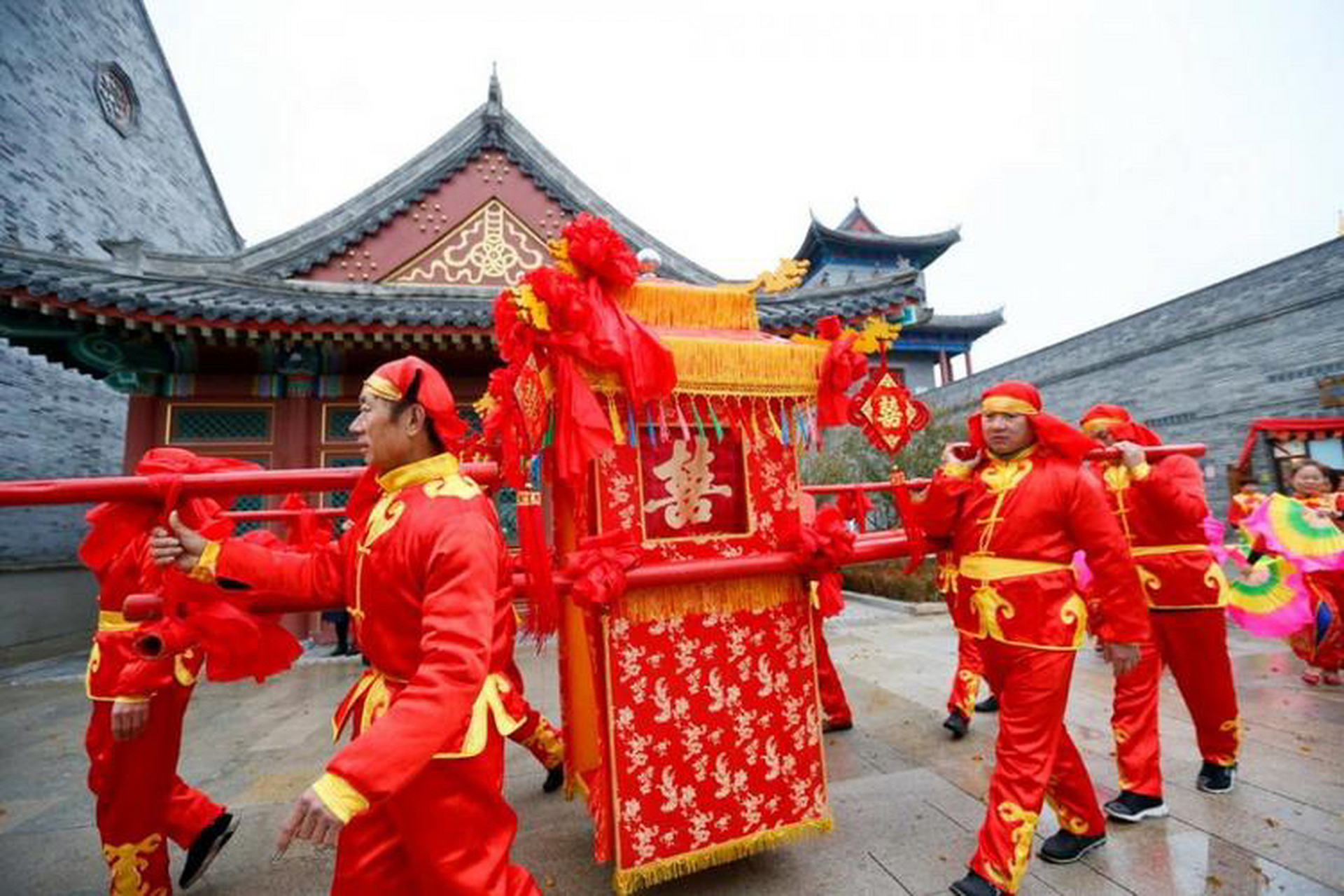 古代花轿迎亲有许多讲究,在民间尤其注重,迎娶新娘前一日下午,轿夫要