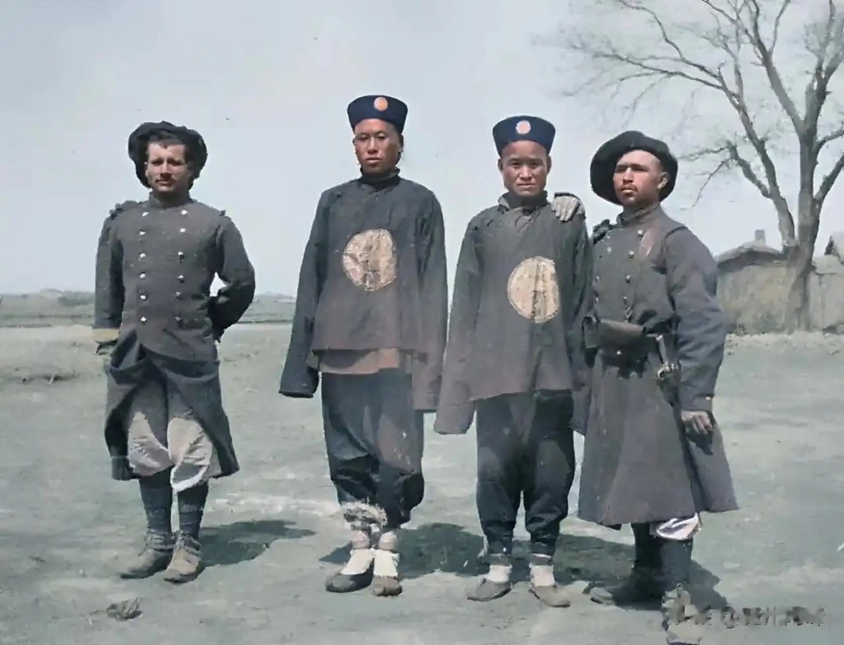 图片是八国联军入侵北京时,两个意大利兵和两个清兵的合影,清兵身高看