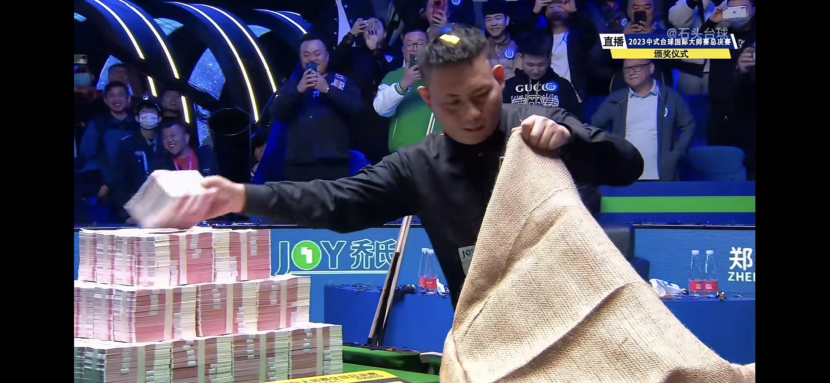 台球总冠军96郑宇伯,颁奖现场用麻袋装500万现金,全场观众的眼睛都