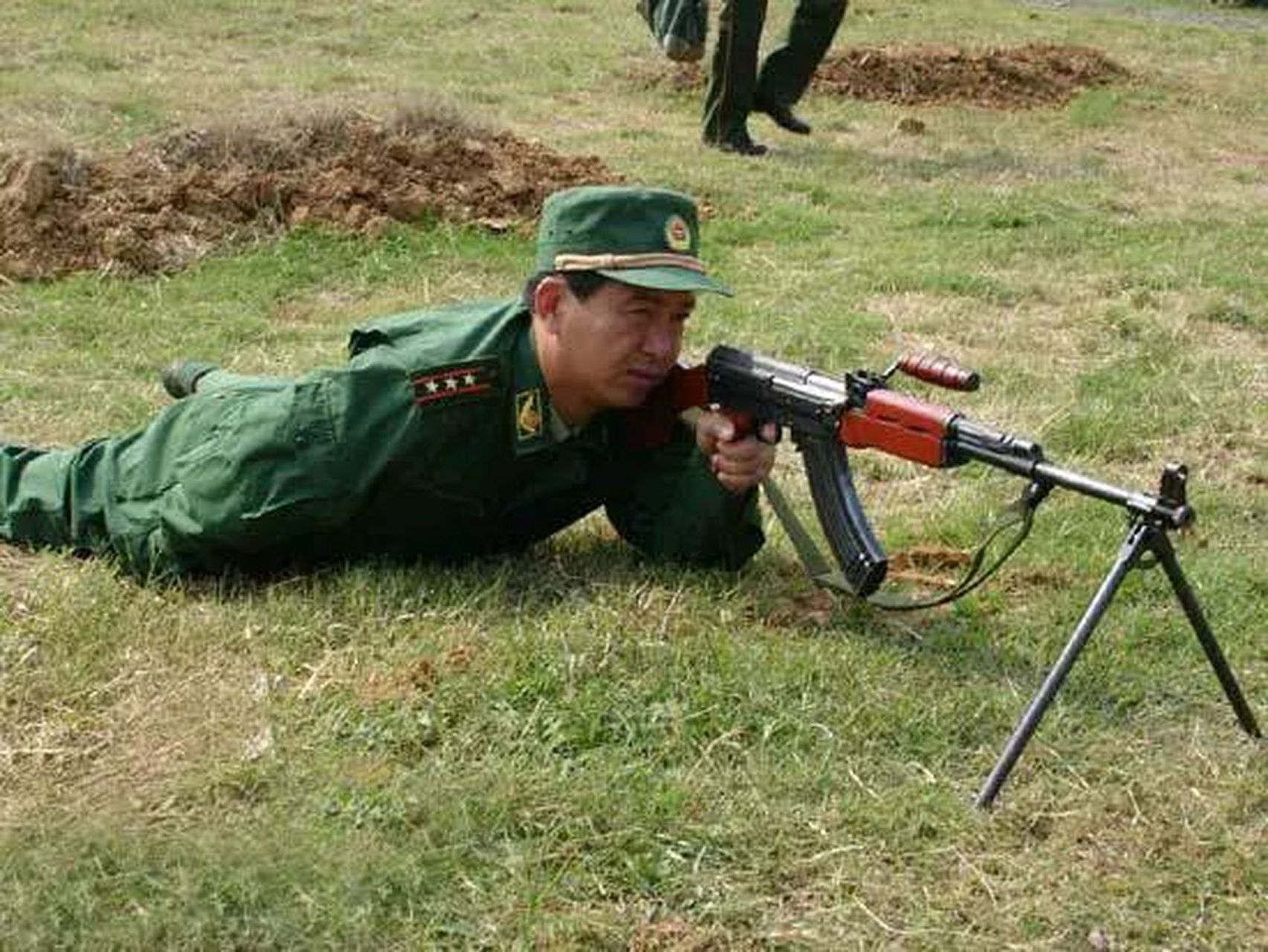1983年,云南,独臂将军丁晓兵,在负伤失去右臂前,留下了第一张照片.