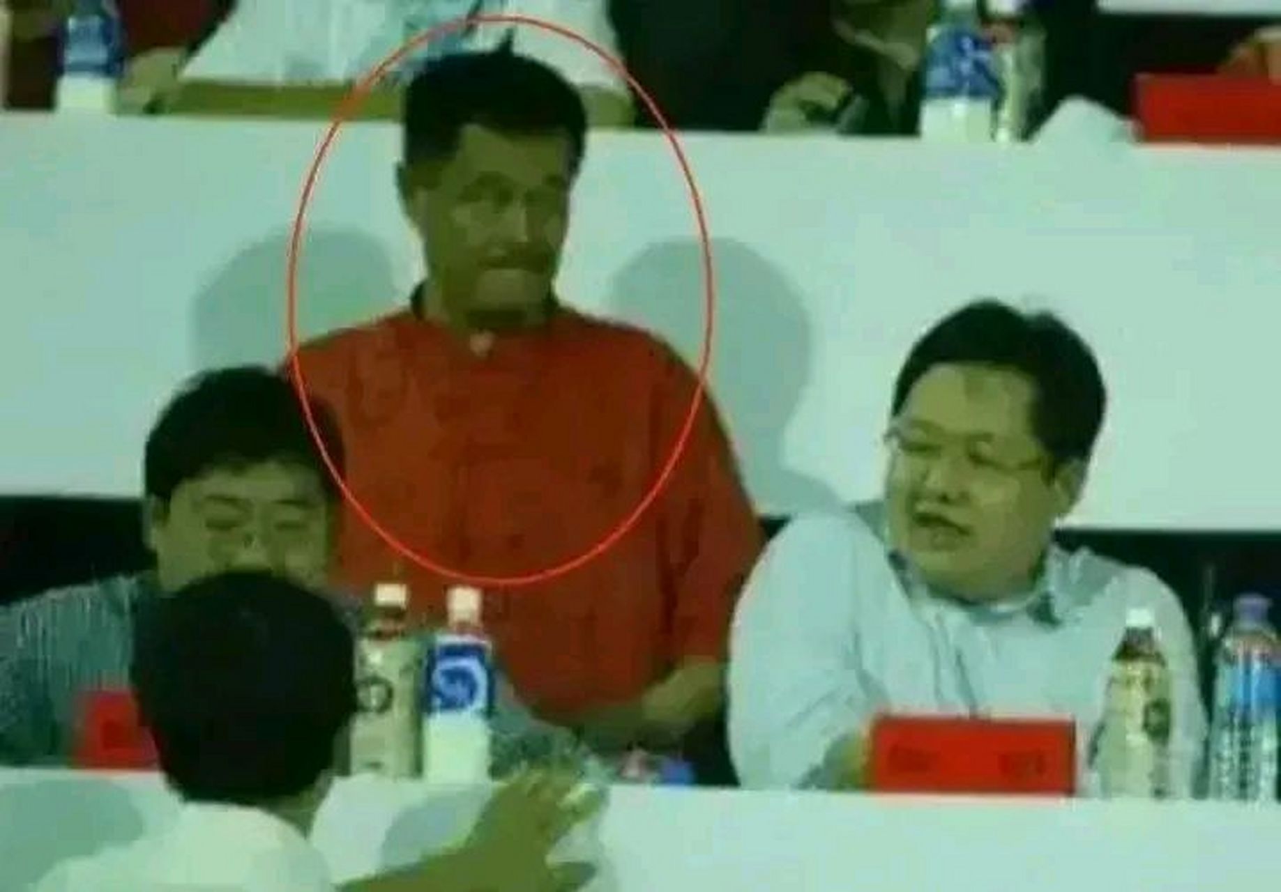 上个世纪90年代,大连实德集团老总徐明雇佣赵本山商演,在演出结束后