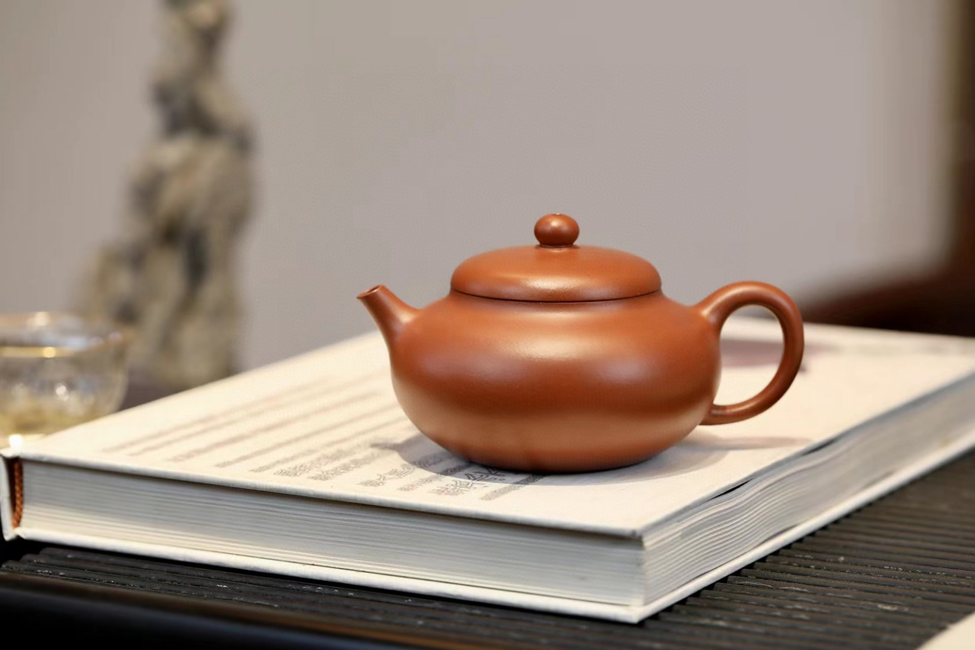 柿圆|优质朱泥|250c|全手  作品中无不透露着清新怡人的自然气息,这种