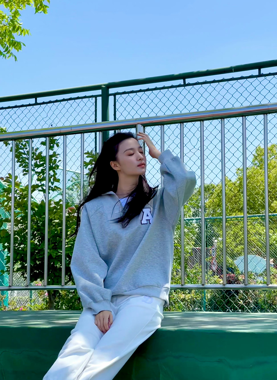 素颜的王楚然阳光,自然!透过手指分享阳光!