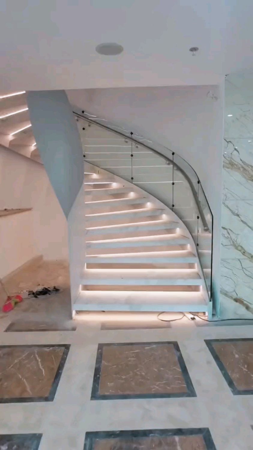 分享这款180度的旋转楼梯白色钢架搭配白色岩板踏步配合灯光效果是不