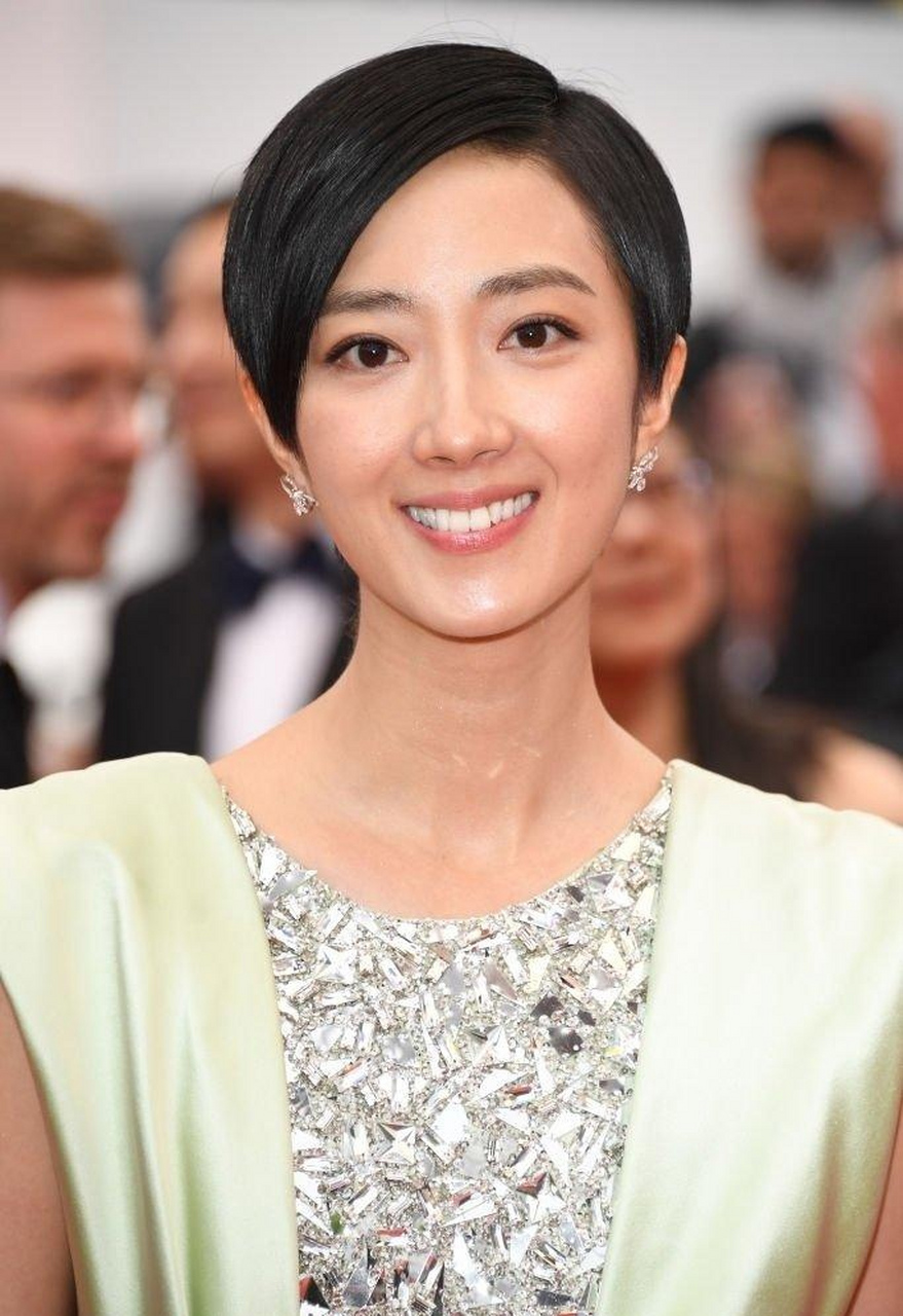 桂纶镁戛纳红毯,短发干练十足,金属质感连衣裙增加了个人气场