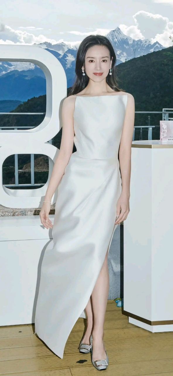 近日董洁在出席活动的时候穿了一件很漂亮的白色裙子,整个人显得特别