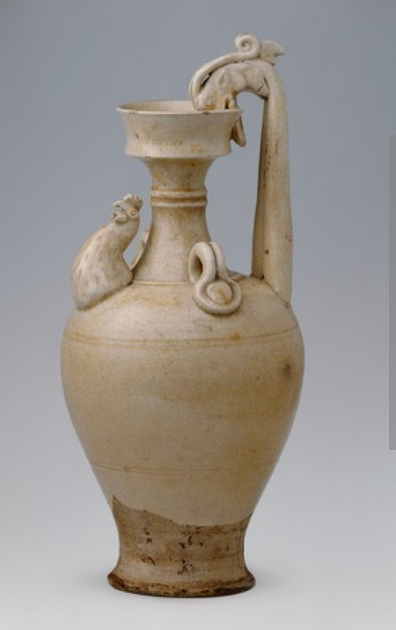 【如果国宝会说话】 白瓷鸡首壶 鸡首壶是指带有鸡首状流的盘口壶 始