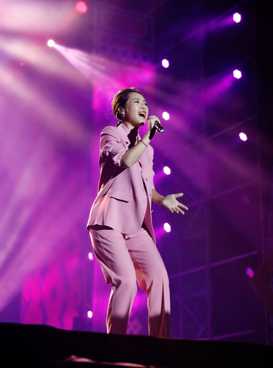 云朵,原名谢春芳,羌族,1987年2月出生于四川省阿坝藏族羌族自治州茂县