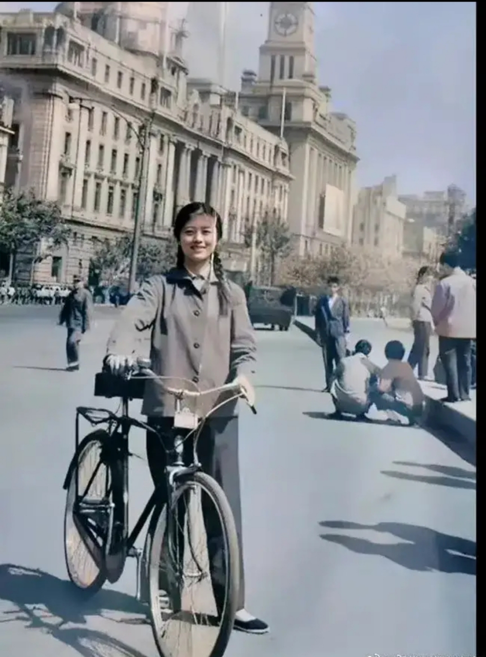 那时候计划经济,没什么太有钱的人,有这么好的自行车,不亚于现在