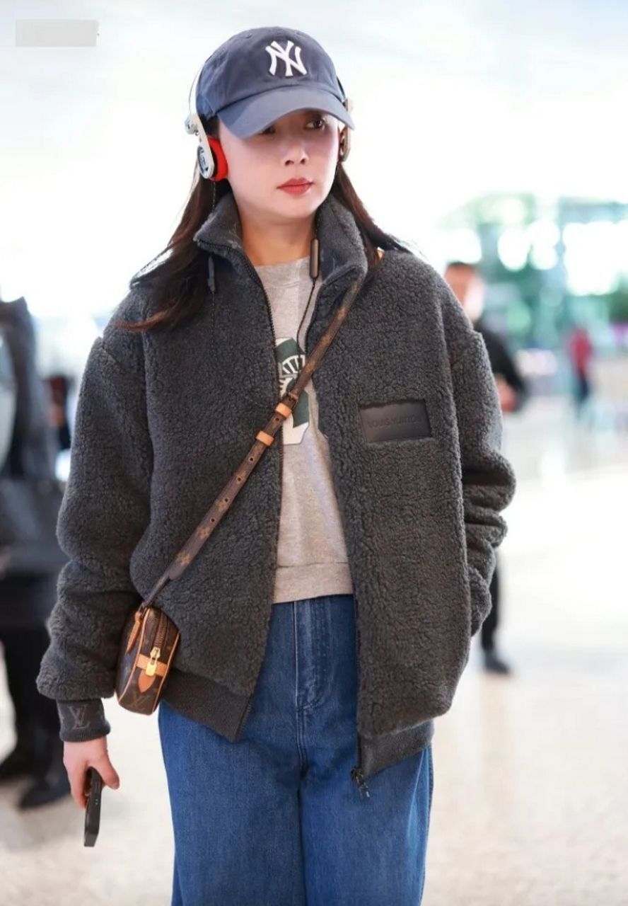 殷桃最新机场穿搭来咯 身穿摇粒绒外套,下装搭配阔腿牛仔裤 穿出不一
