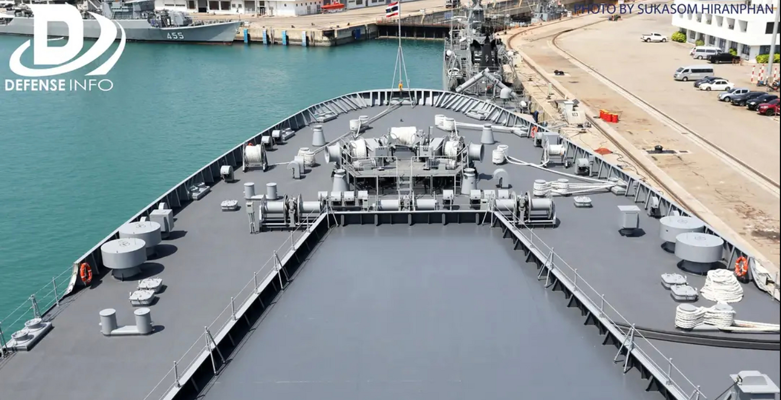 比泰国航母还大的"071e型船坞登陆舰",舰上已经装上了特有的徽标,看得