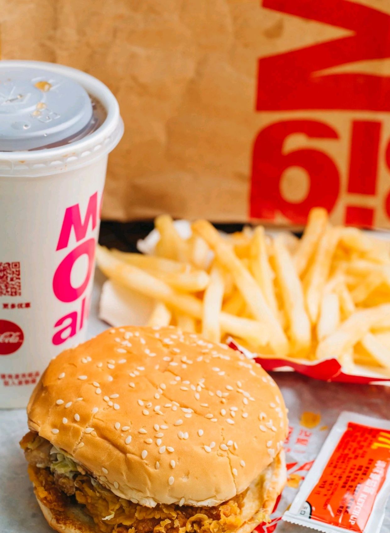 近期麦当劳麦辣鸡腿堡免费,店内爆满,部门经理这样说!