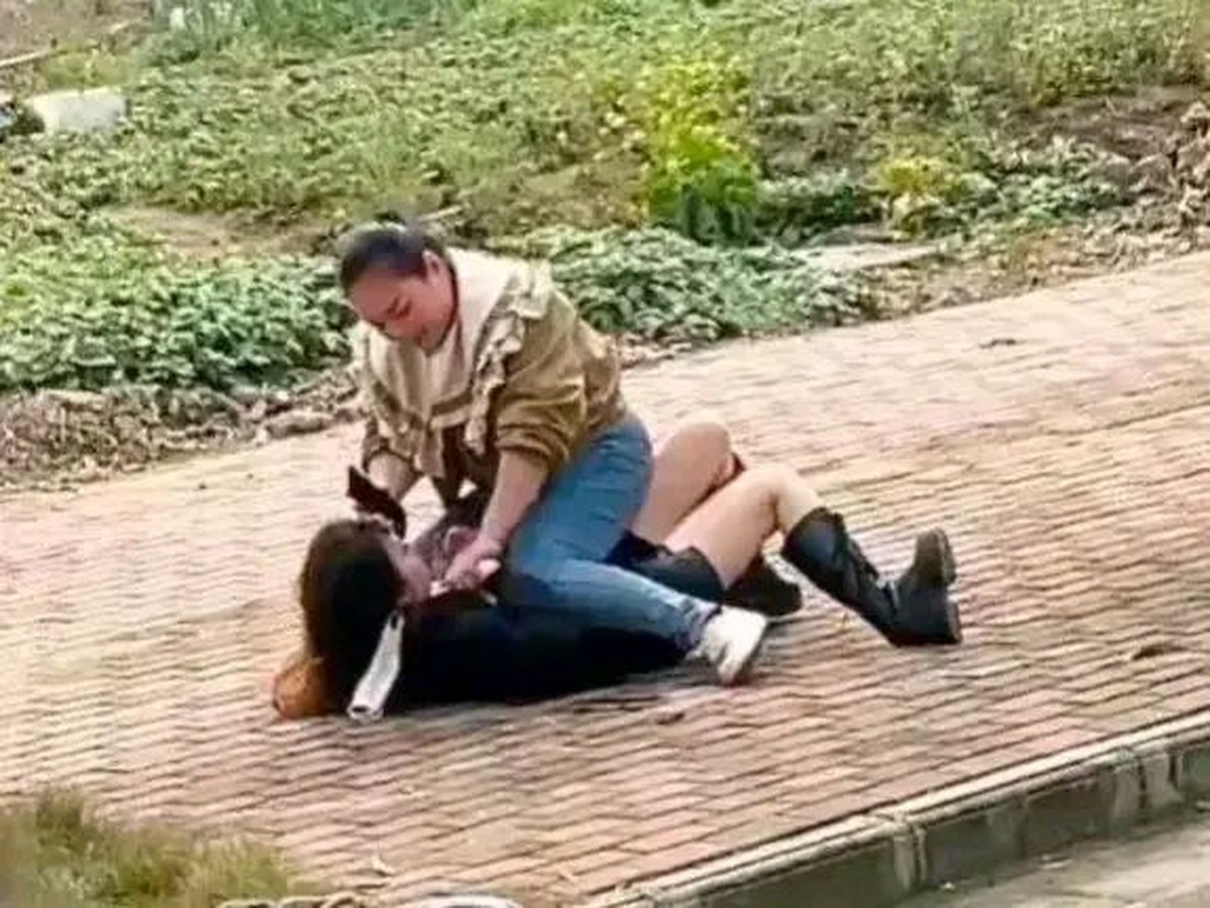 网上刷到原配暴打小三,分享一下,原配五大三粗,把小三拿捏的死死的.