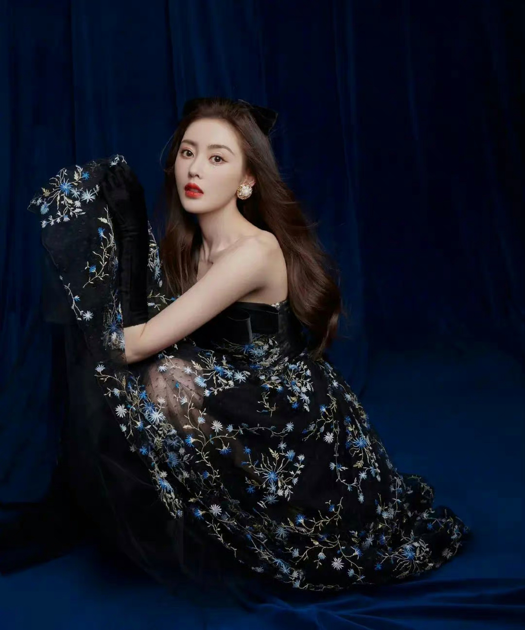 张天爱蝴蝶结抹胸暗色薄纱裙,轻盈唯美魅力十足!