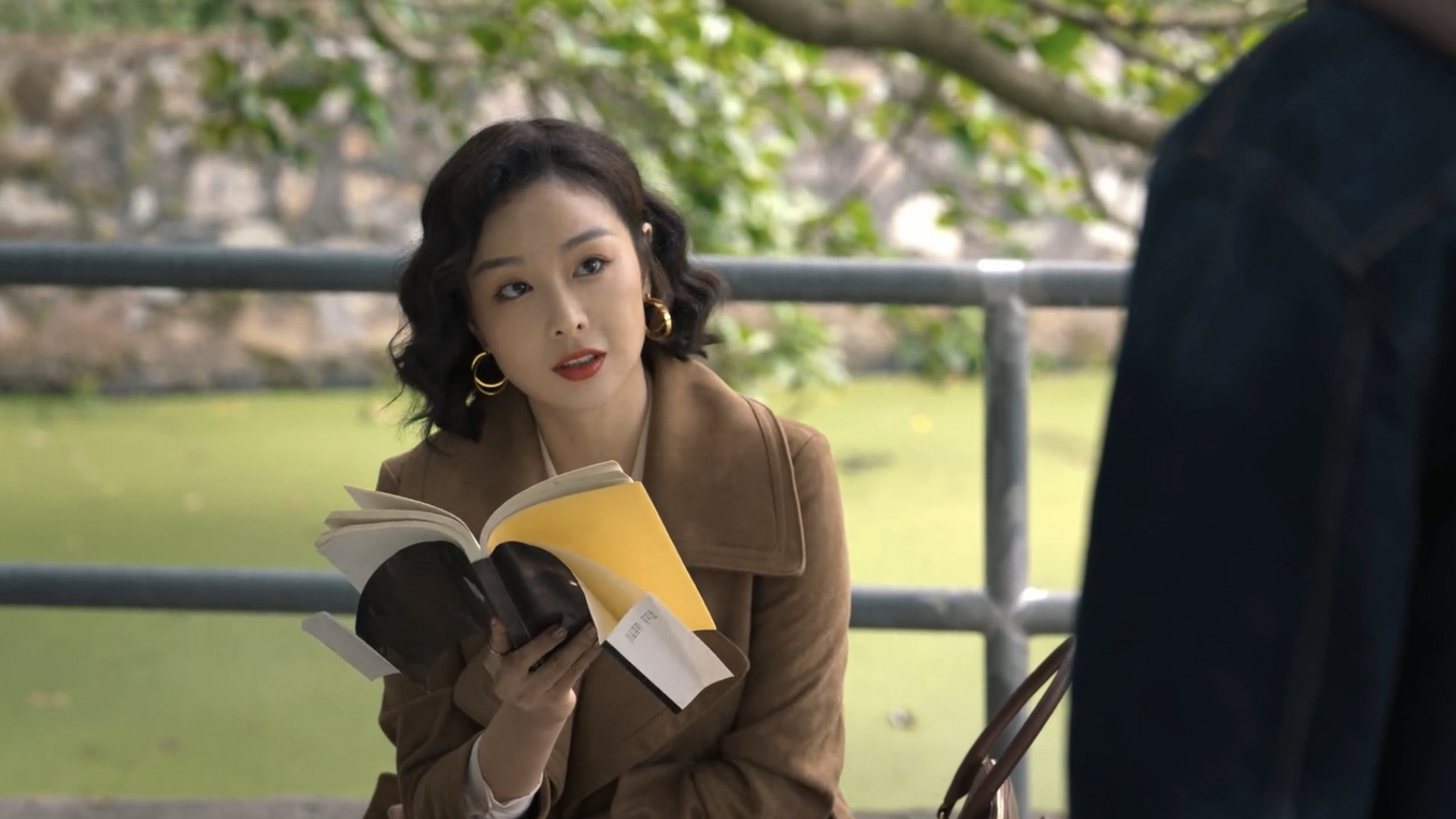 狂飙# 陈淑婷是泰叔的干女儿,领着高启强见泰叔,陈淑婷一句老爹可以