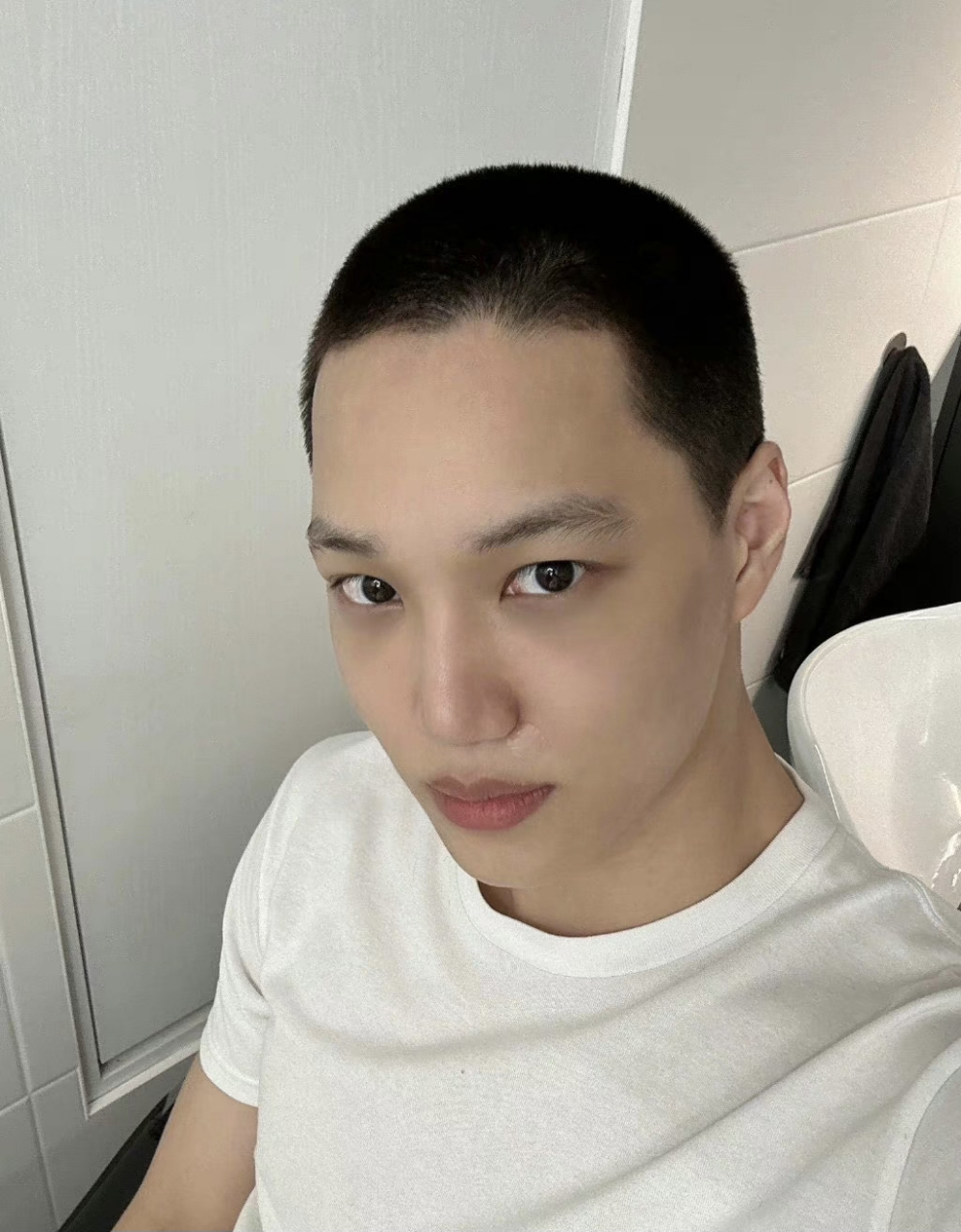 exo金钟仁寸头照,剃了头更帅了,这骨相真的好优越