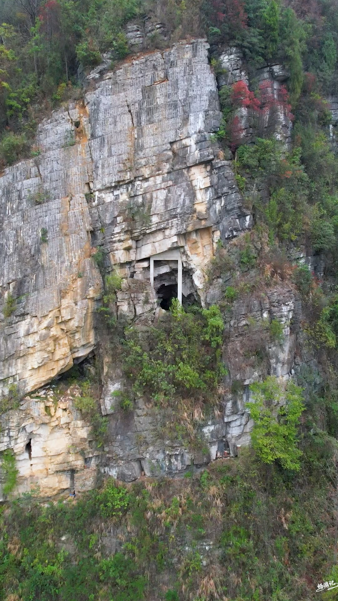 贵州悬崖上发现神秘山洞,洞口还有两根水泥石柱,在这里修建石柱用途是