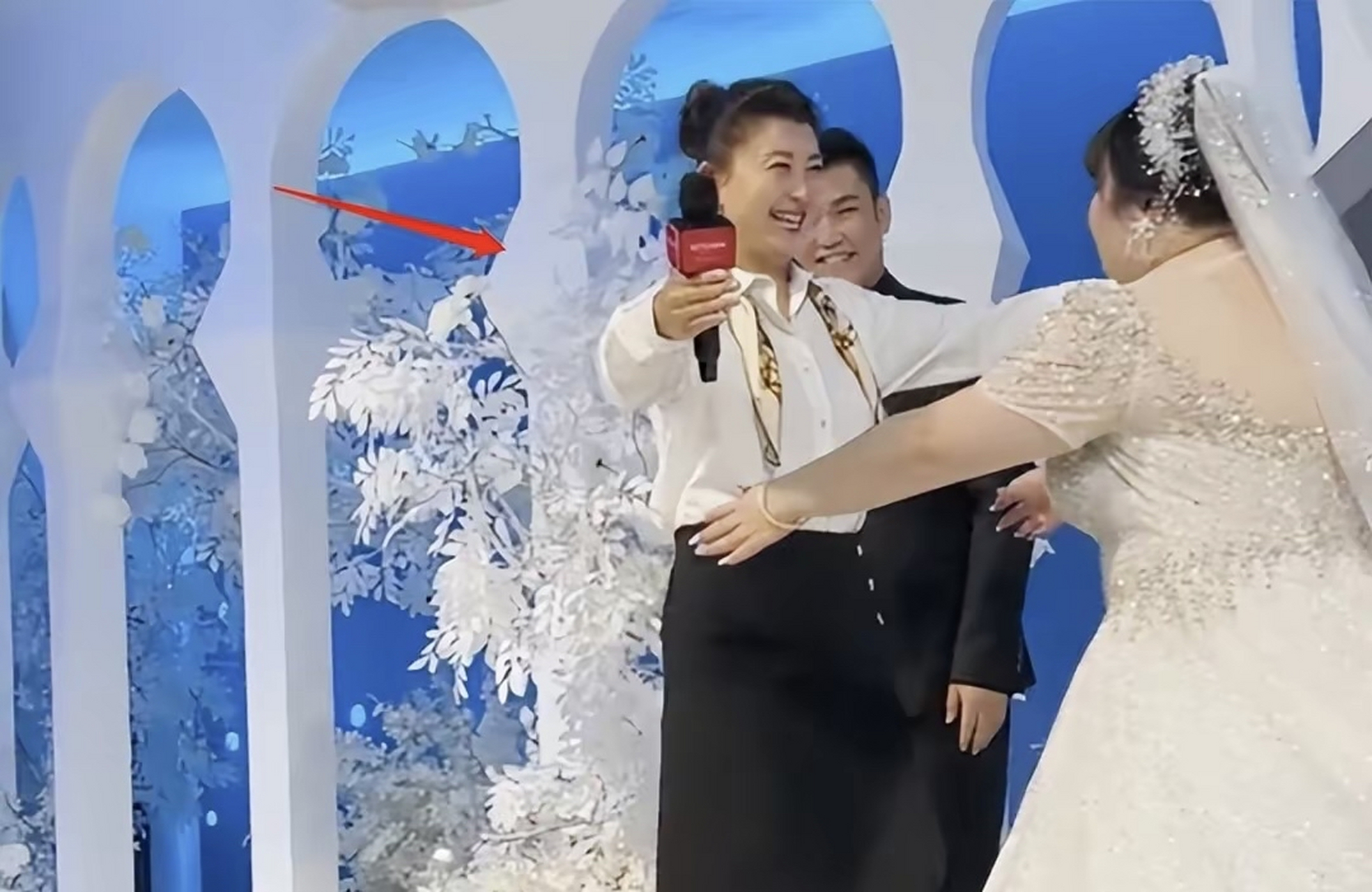 白小白爱徒结婚现场过度奢靡,直升机接亲各路网红棒场,婆婆全程摆脸色