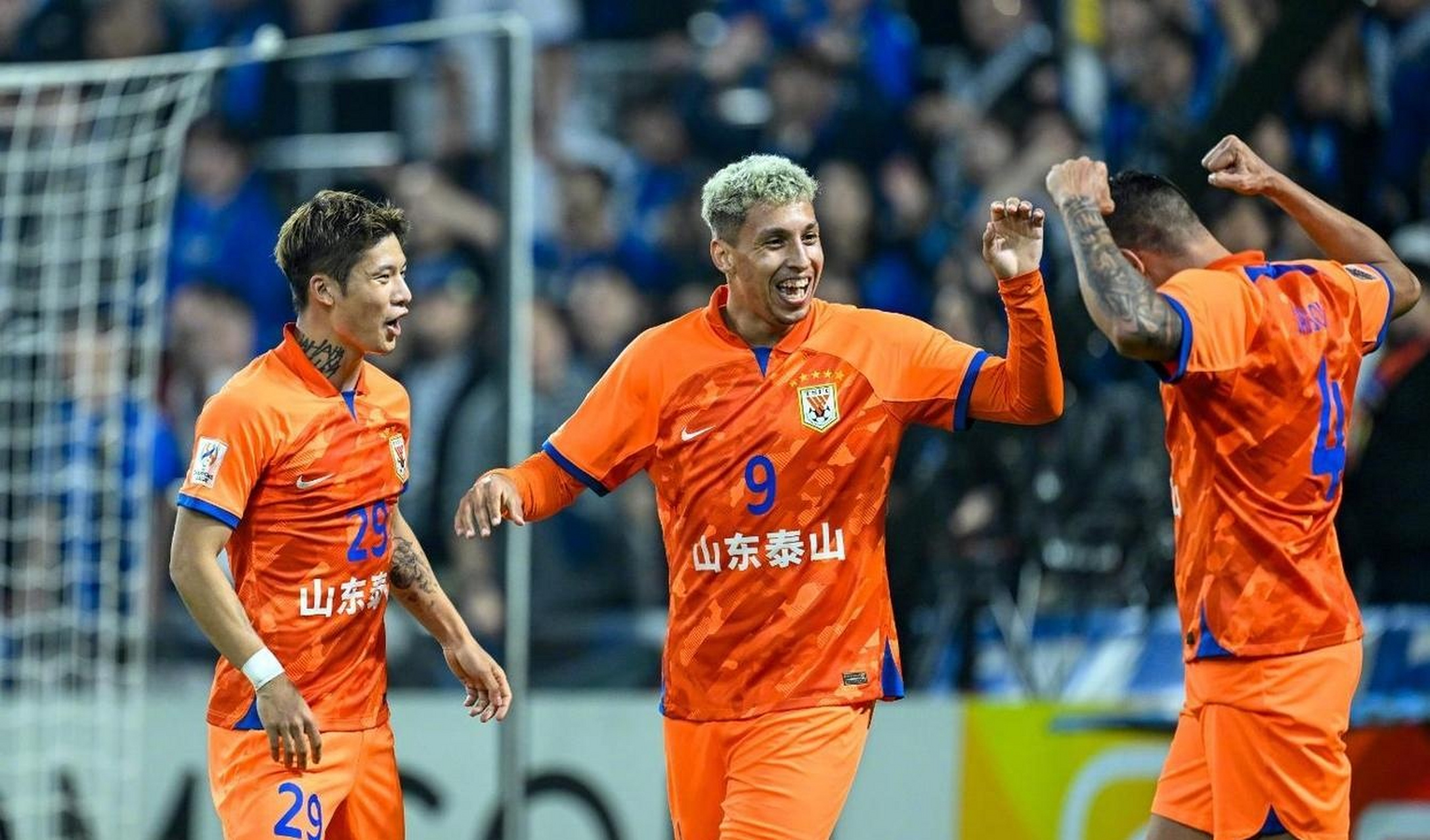 目前中超3队,最有希望小组出线的队伍,毫无疑问就是泰山队,只要下一轮