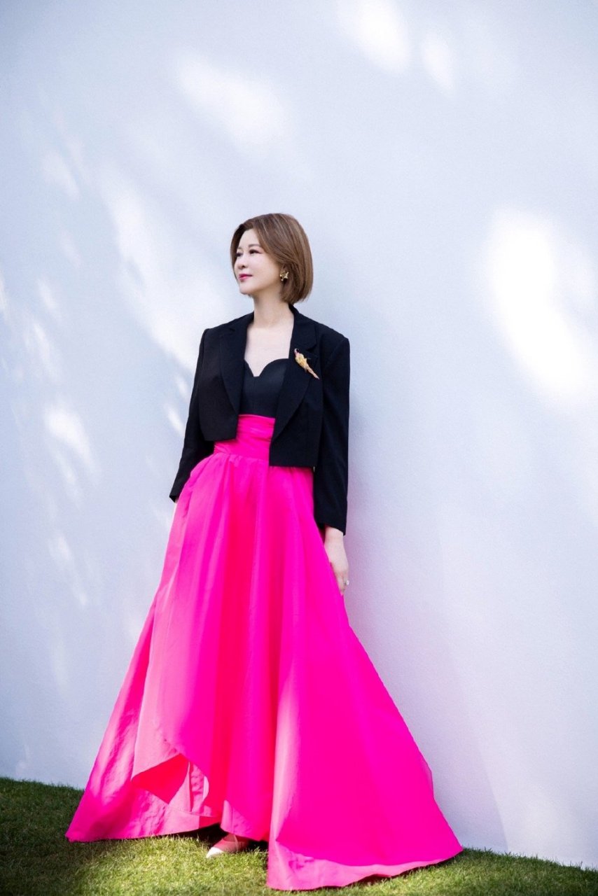 这身造型应该比一些年轻女艺人更更有看头,难怪有人说:杜华一直想