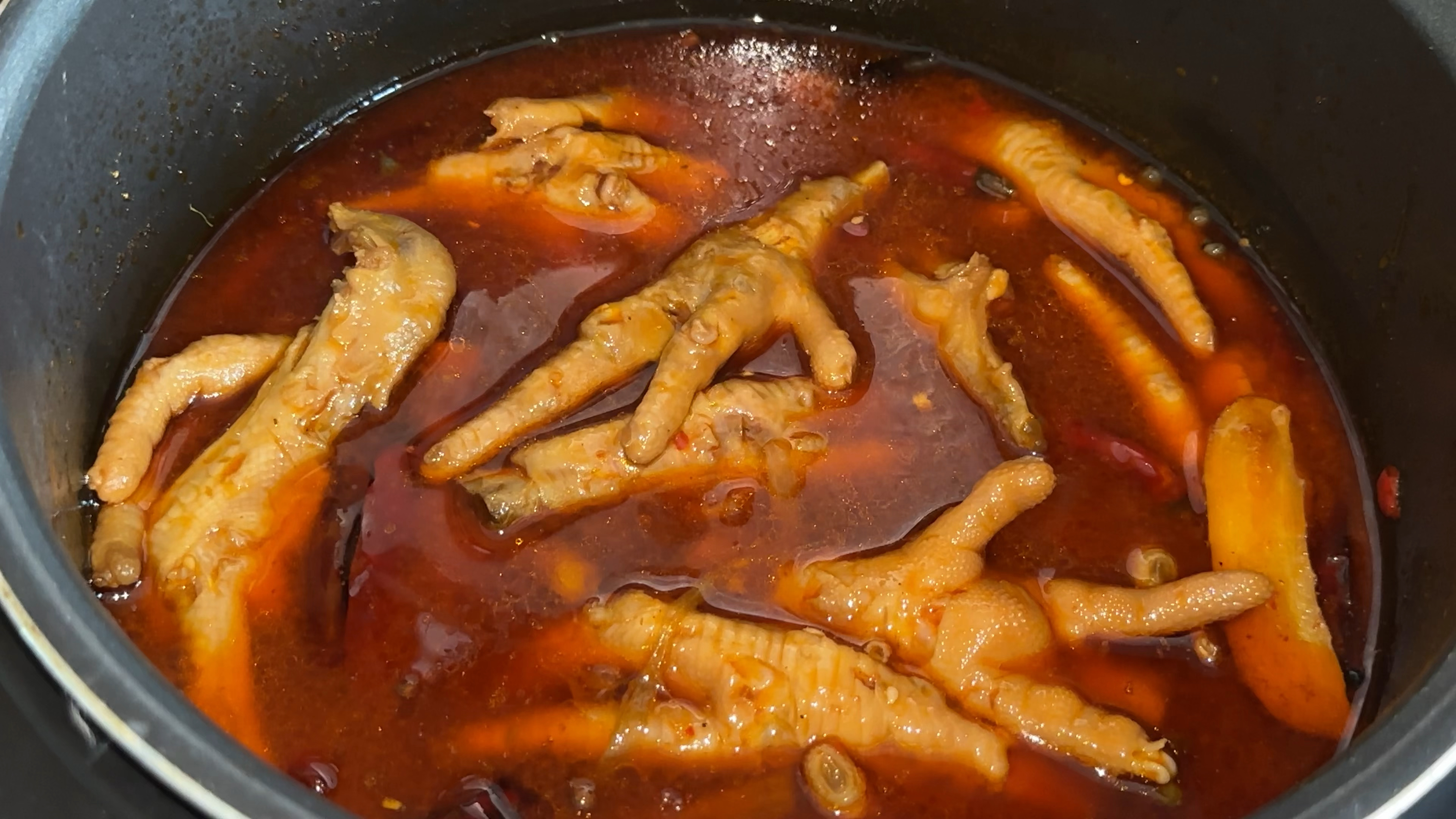 懒人火锅鸡爪不得了,绝绝子,又糯又辣又入味,真的超级好吃