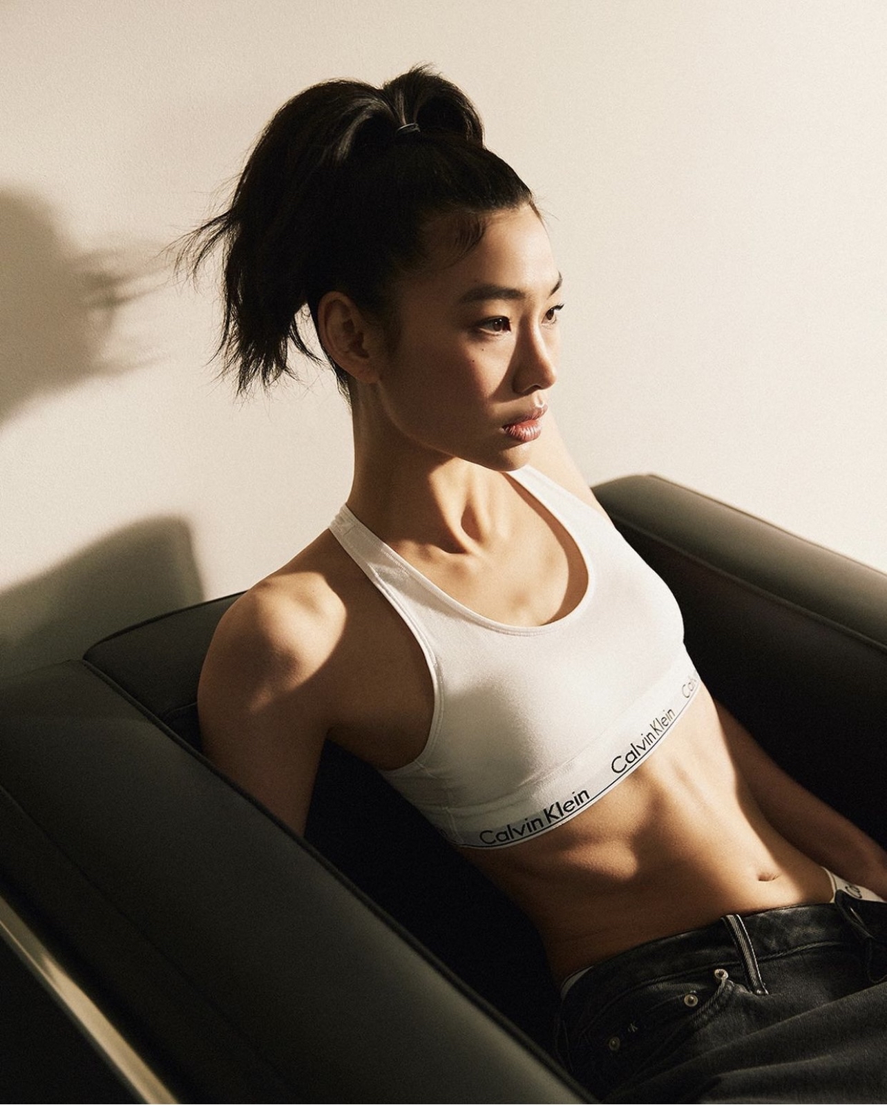 《鱿鱼游戏》郑浩妍代言ck系列,自由随性青春大片