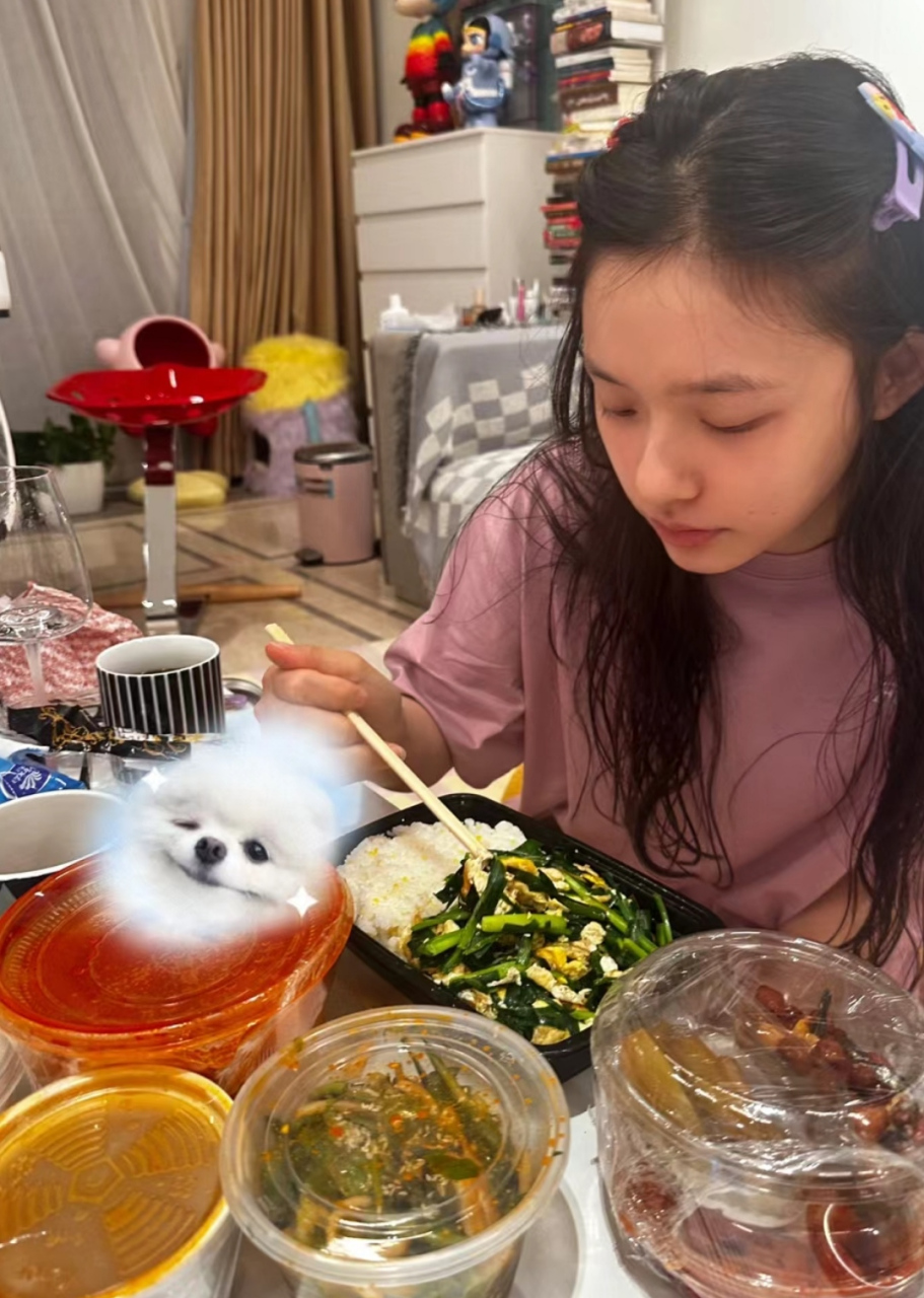 林允素颜在家吃饭,一个人点五个菜胃口不小,她脸上过敏起了很多红点点