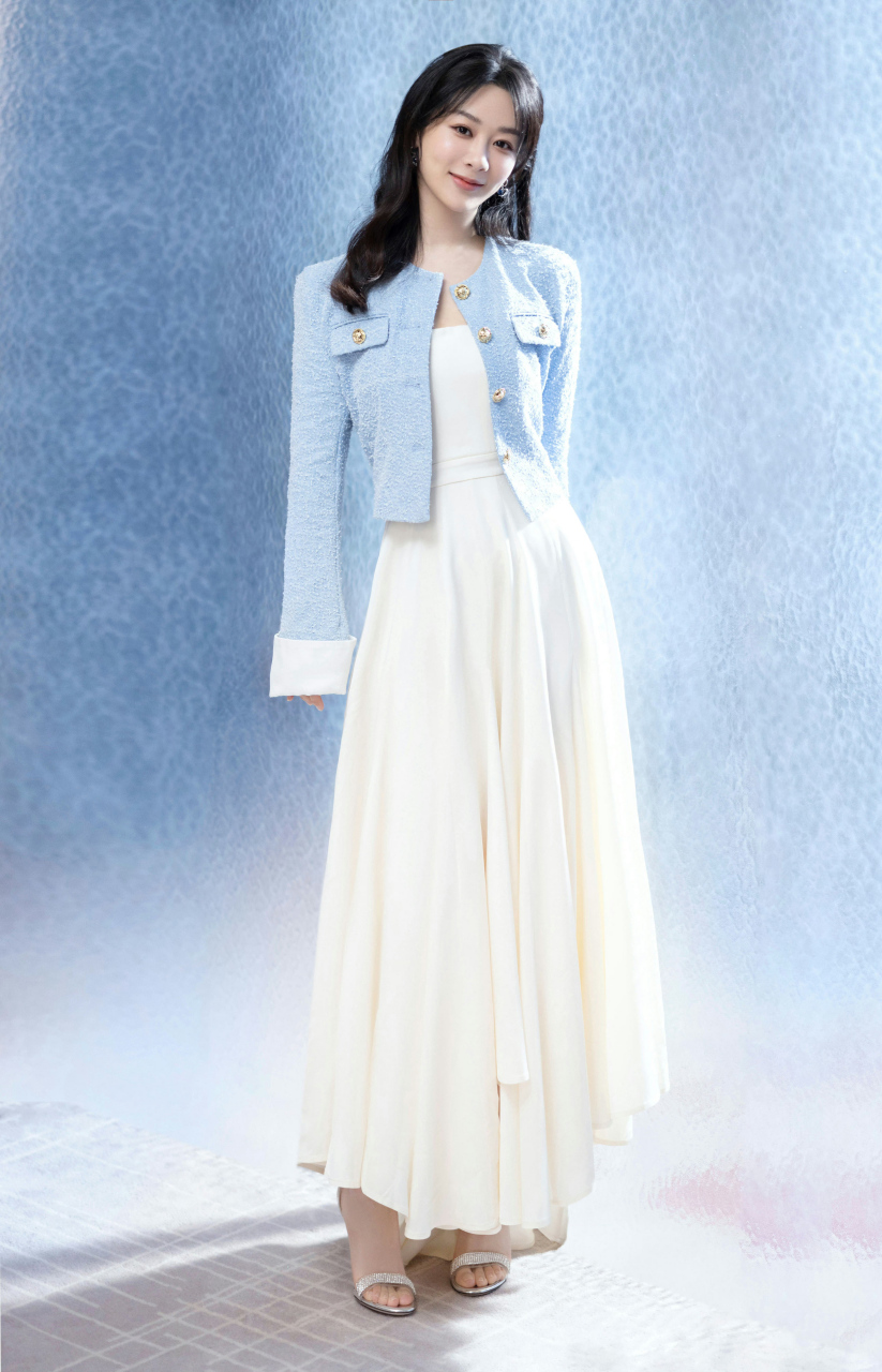 演员杨紫美脚摆拍照,2016年,杨紫凭借主演的都市职场女性剧《欢乐颂》