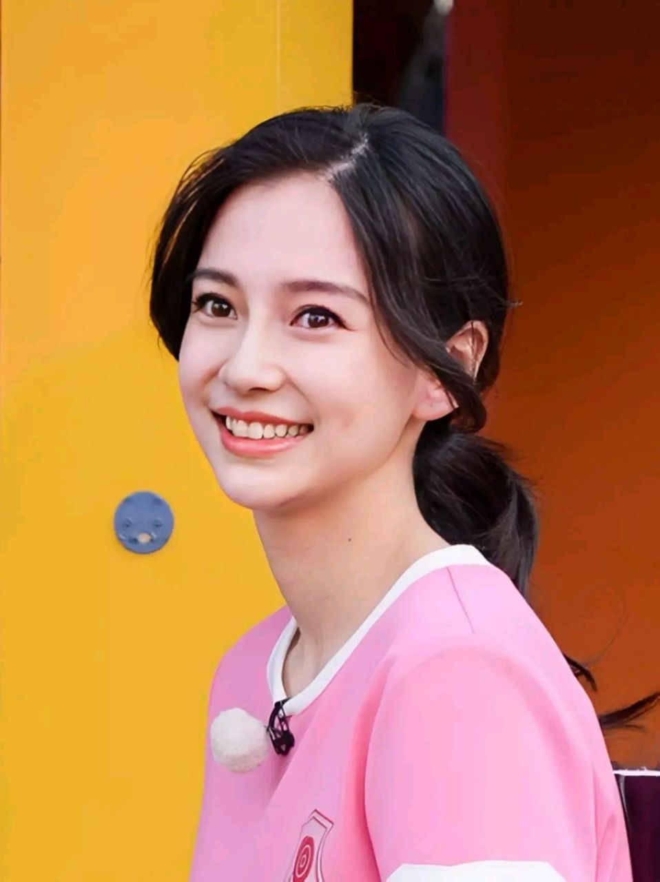 杨颖,1989年2月28日出生于上海市,华语影视女演员,时尚模特  2003年