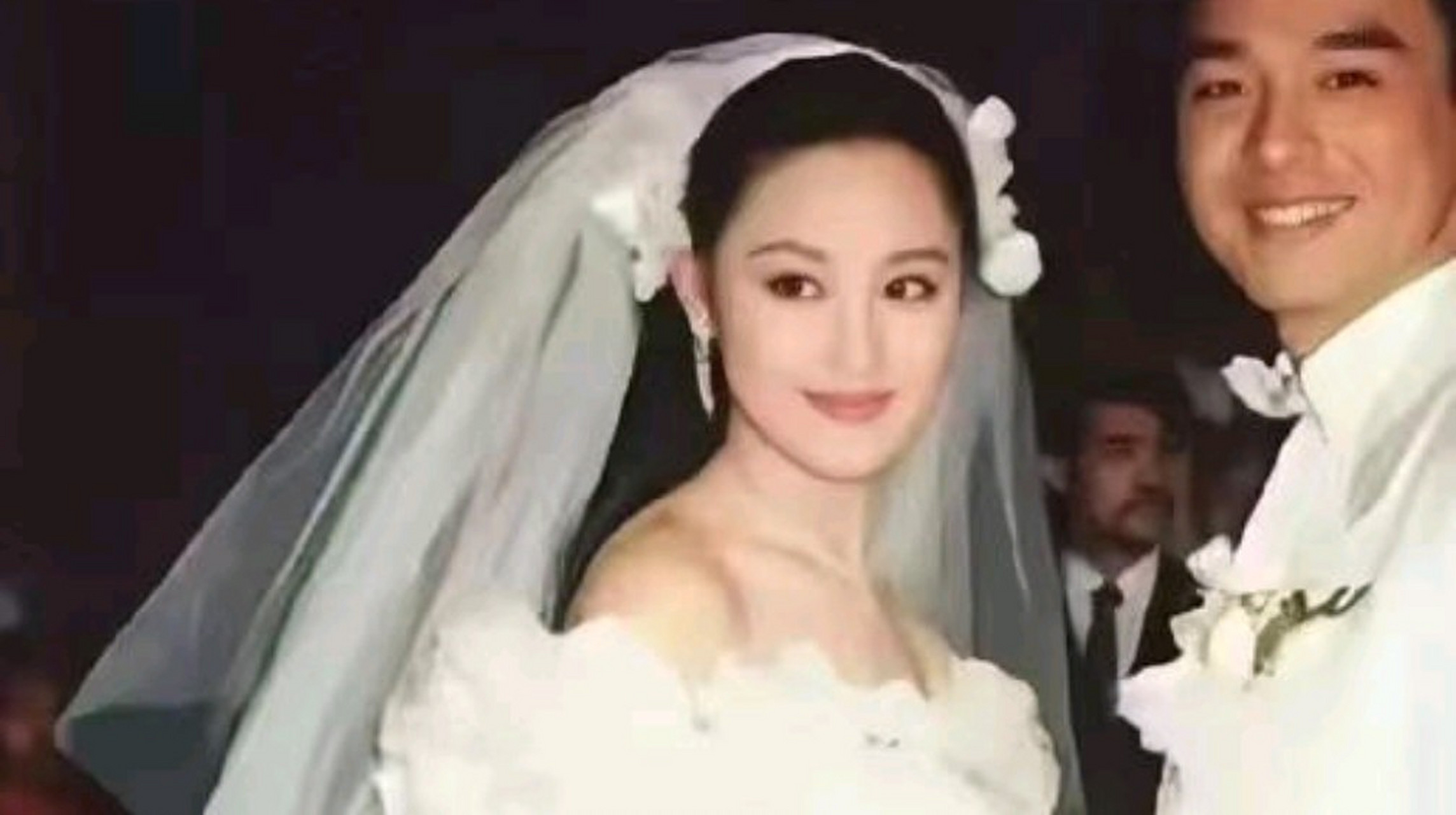 章小蕙年輕時候的照片,她的結婚照看上去真的很像是張馨予.