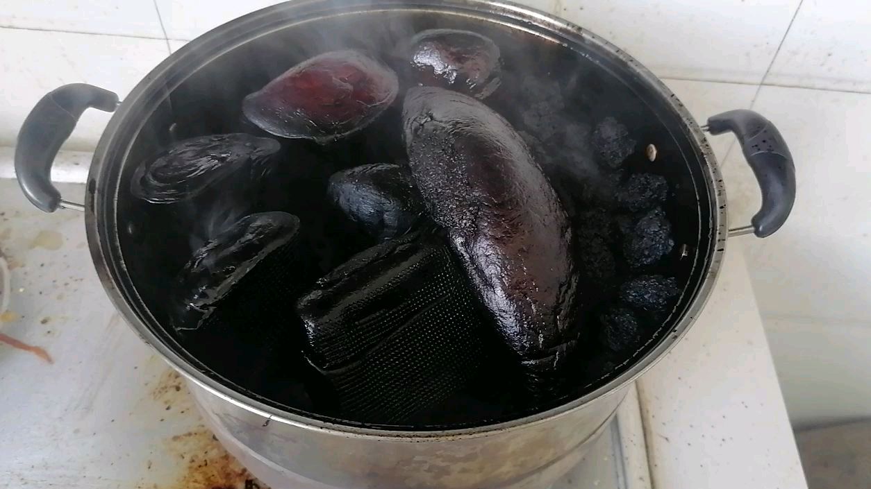 白馒头蒸成了黑馒头