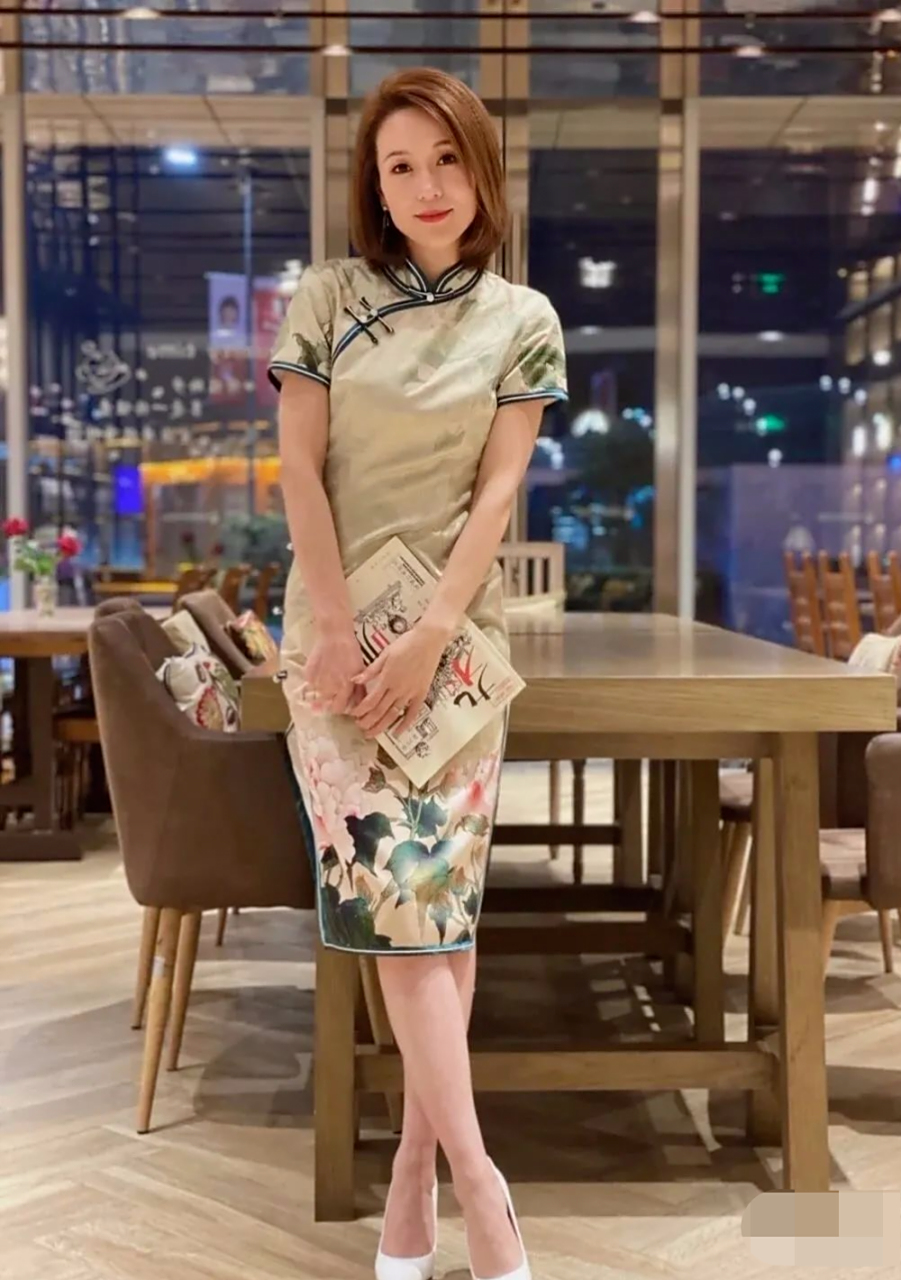 50岁旗袍徐娘,体态极佳